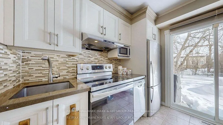 Photo 13 of 25 Sandusky Crescent, Aurora, Aurora Highlands — HOMEH