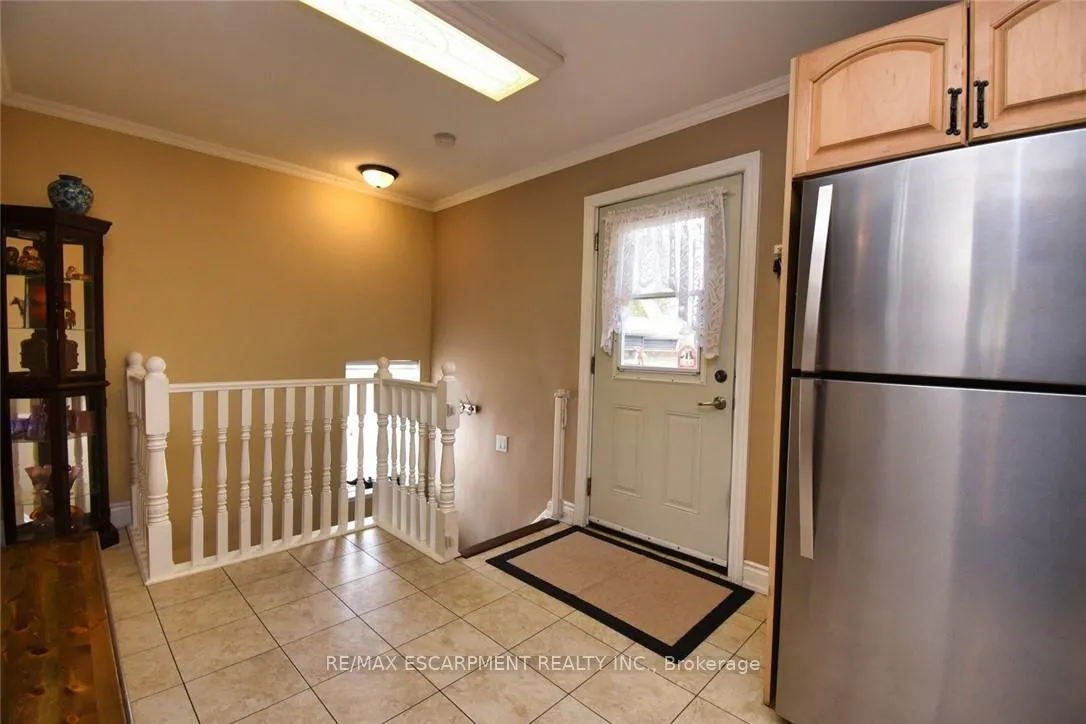 Photo 7 of 16 Margaret Street, Hamilton, Waterdown — HOMEH