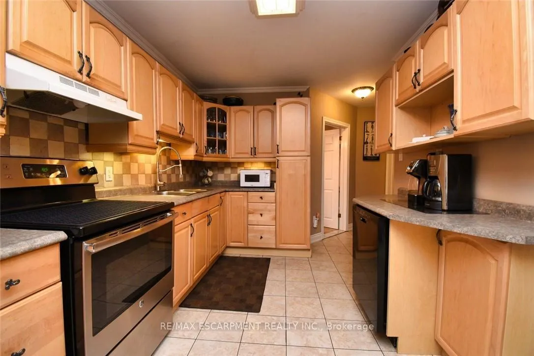 Photo 8 of 16 Margaret Street, Hamilton, Waterdown — HOMEH