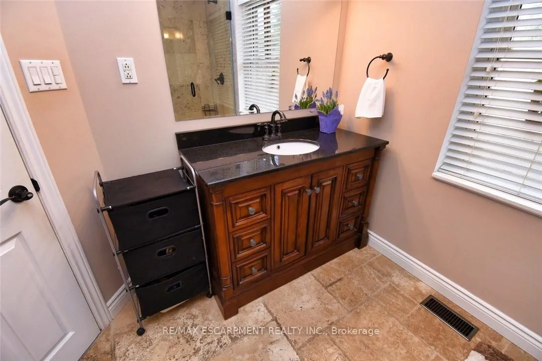 Photo 13 of 16 Margaret Street, Hamilton, Waterdown — HOMEH