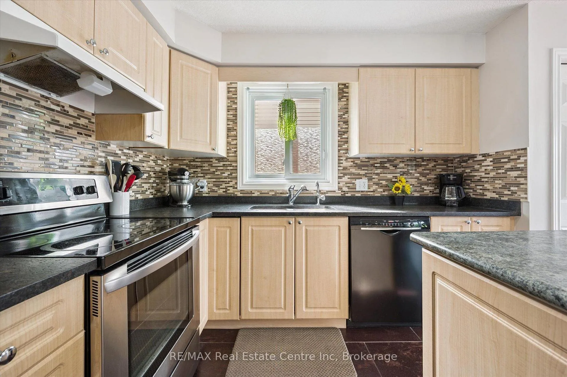 Photo 10 of 266 Briarmeadow Drive, Kitchener, Idlewood — HOMEH