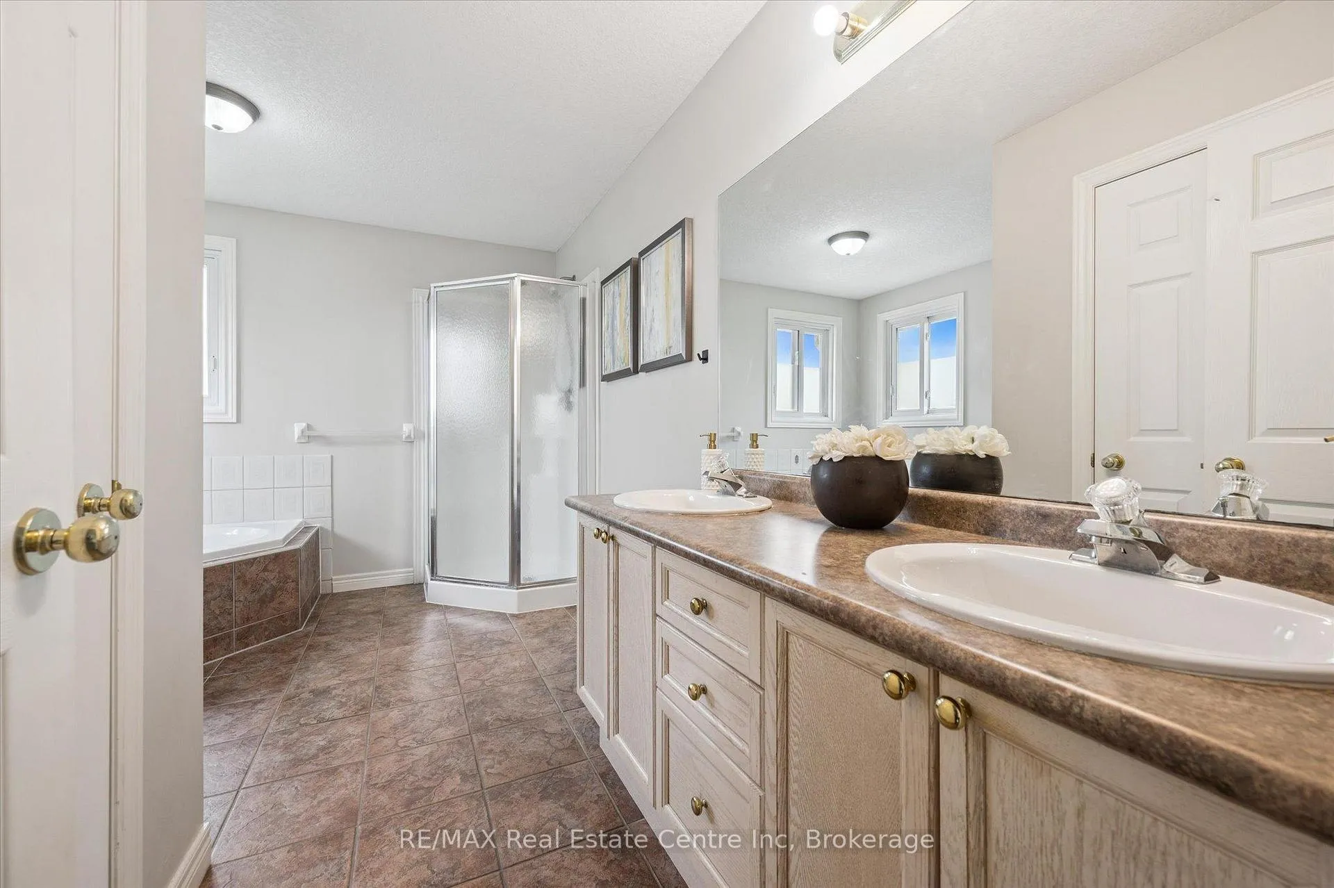 Photo 16 of 266 Briarmeadow Drive, Kitchener, Idlewood — HOMEH