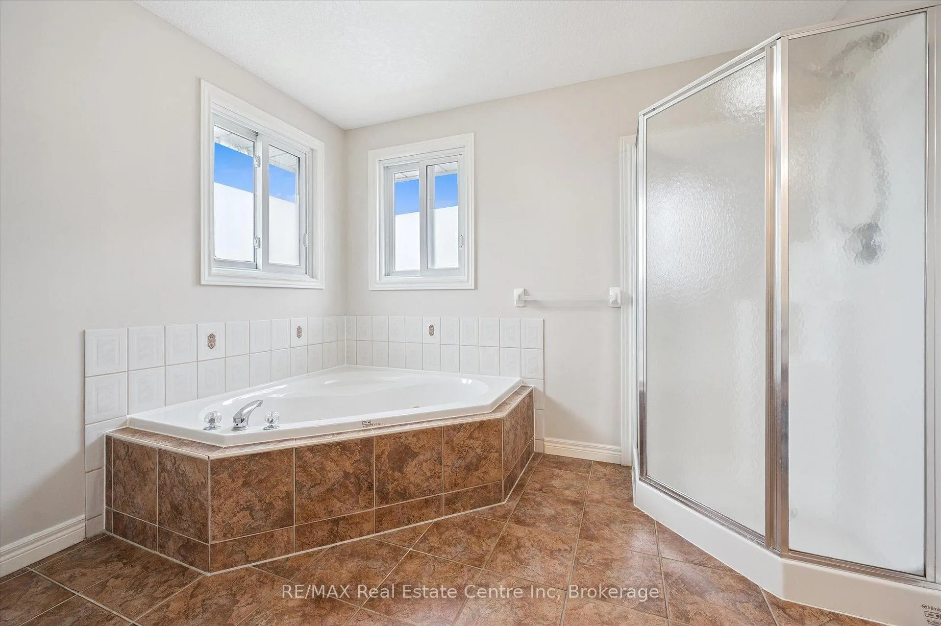 Photo 17 of 266 Briarmeadow Drive, Kitchener, Idlewood — HOMEH