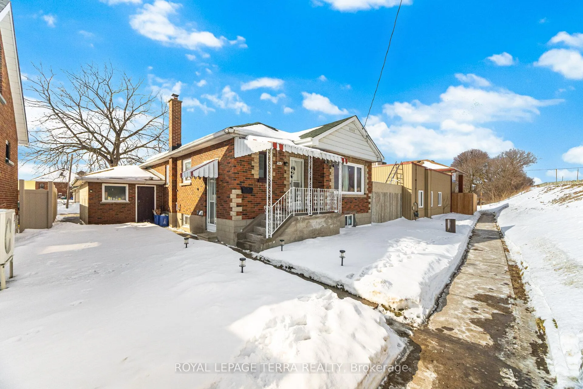 Photo 3 of 742 Ritson Road S, Oshawa, Lakeview — HOMEH