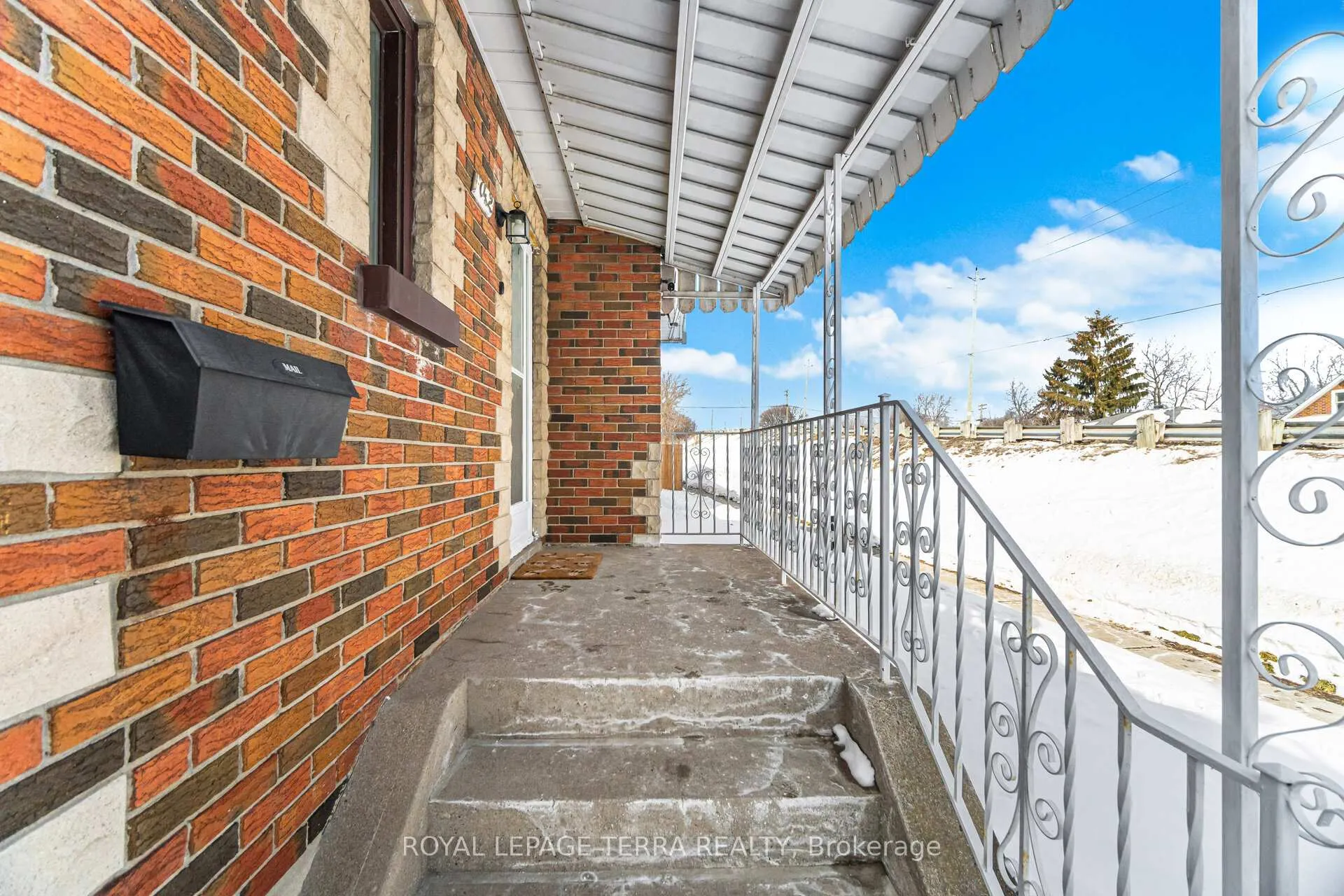 Photo 4 of 742 Ritson Road S, Oshawa, Lakeview — HOMEH