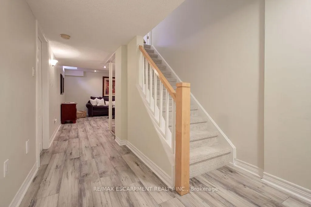 Photo 13 of 2446 Sutton Drive, Burlington, Orchard — HOMEH