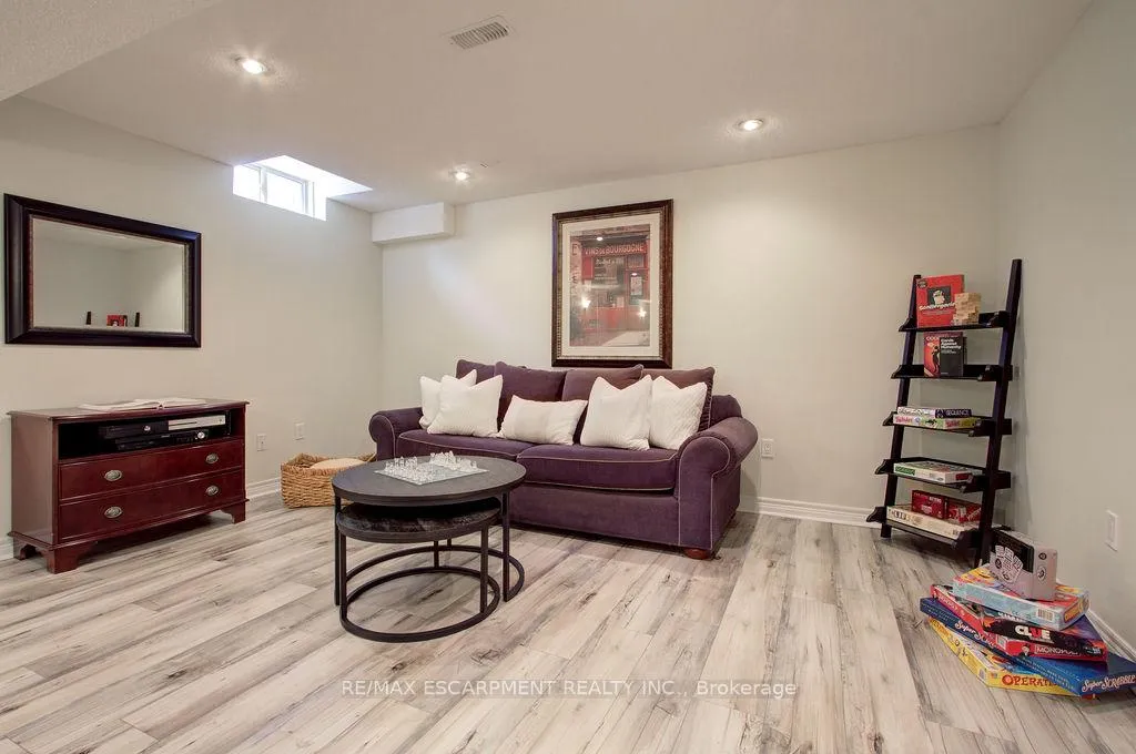 Photo 16 of 2446 Sutton Drive, Burlington, Orchard — HOMEH