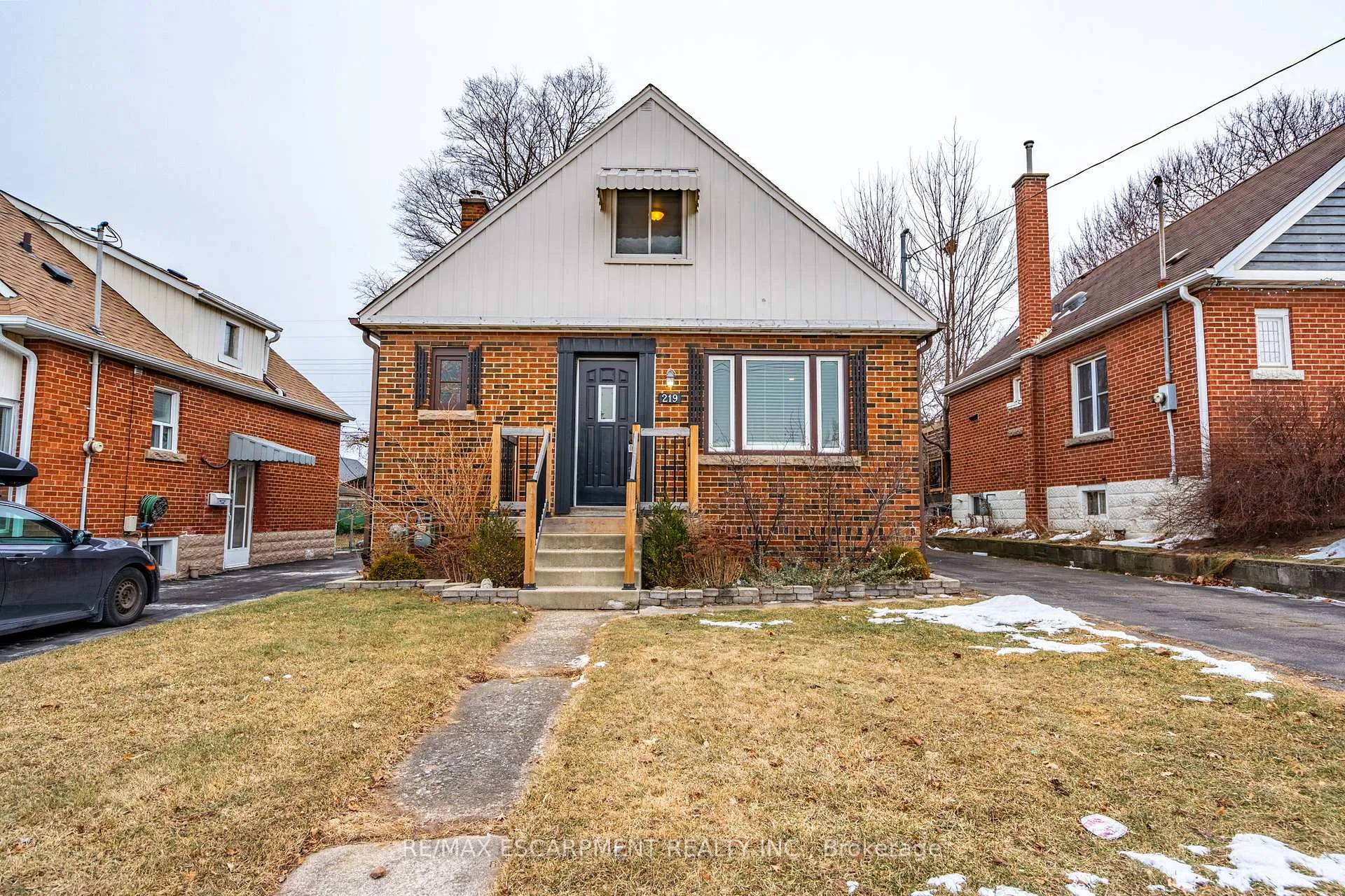 Photo 3 of 219 Rodgers Road, Hamilton, Bartonville — HOMEH