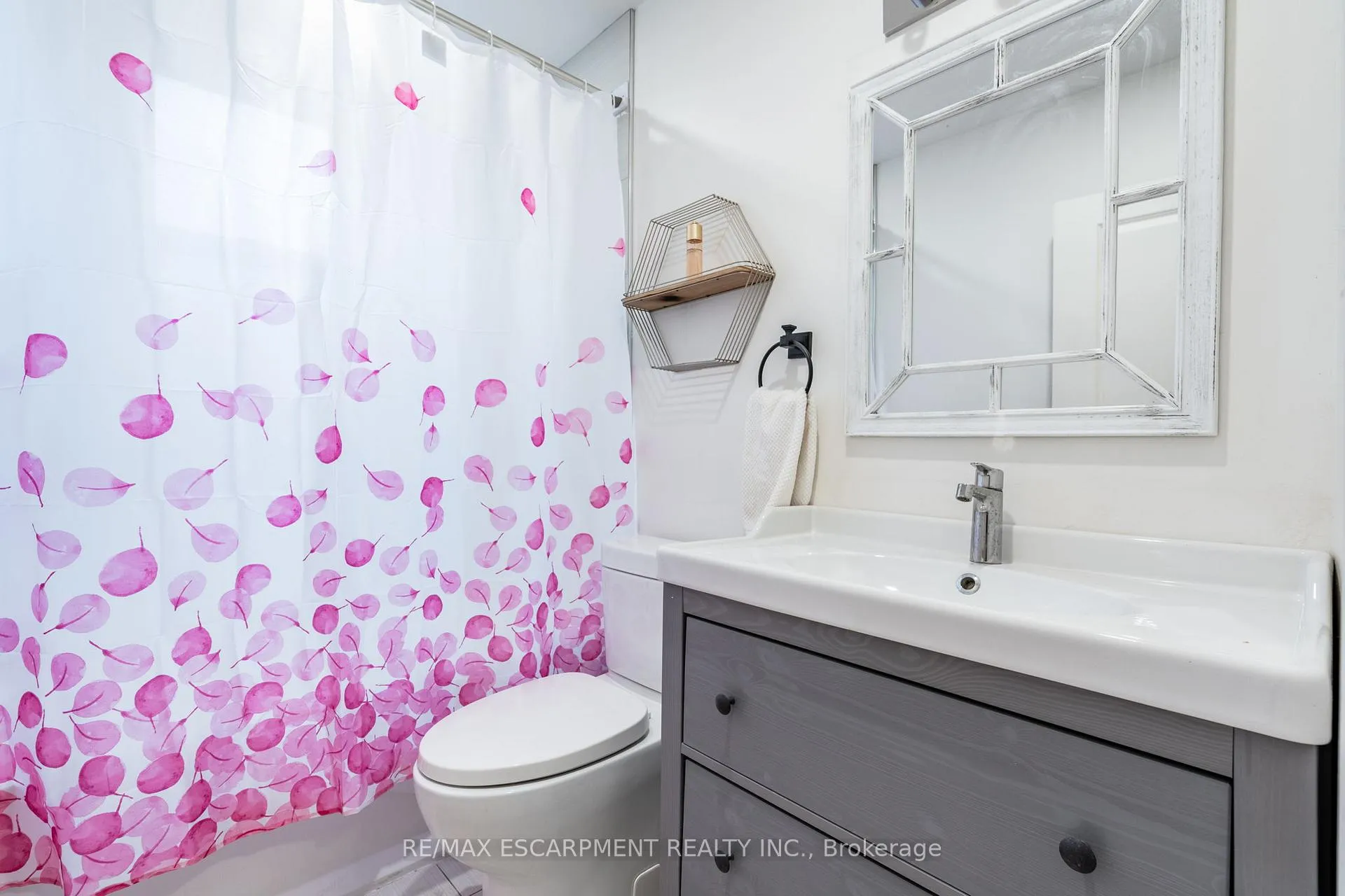 Photo 11 of 219 Rodgers Road, Hamilton, Bartonville — HOMEH
