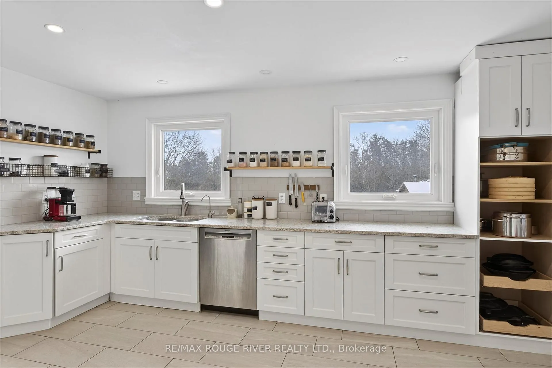 Photo 6 of 2401 15TH Line, Selwyn — HOMEH