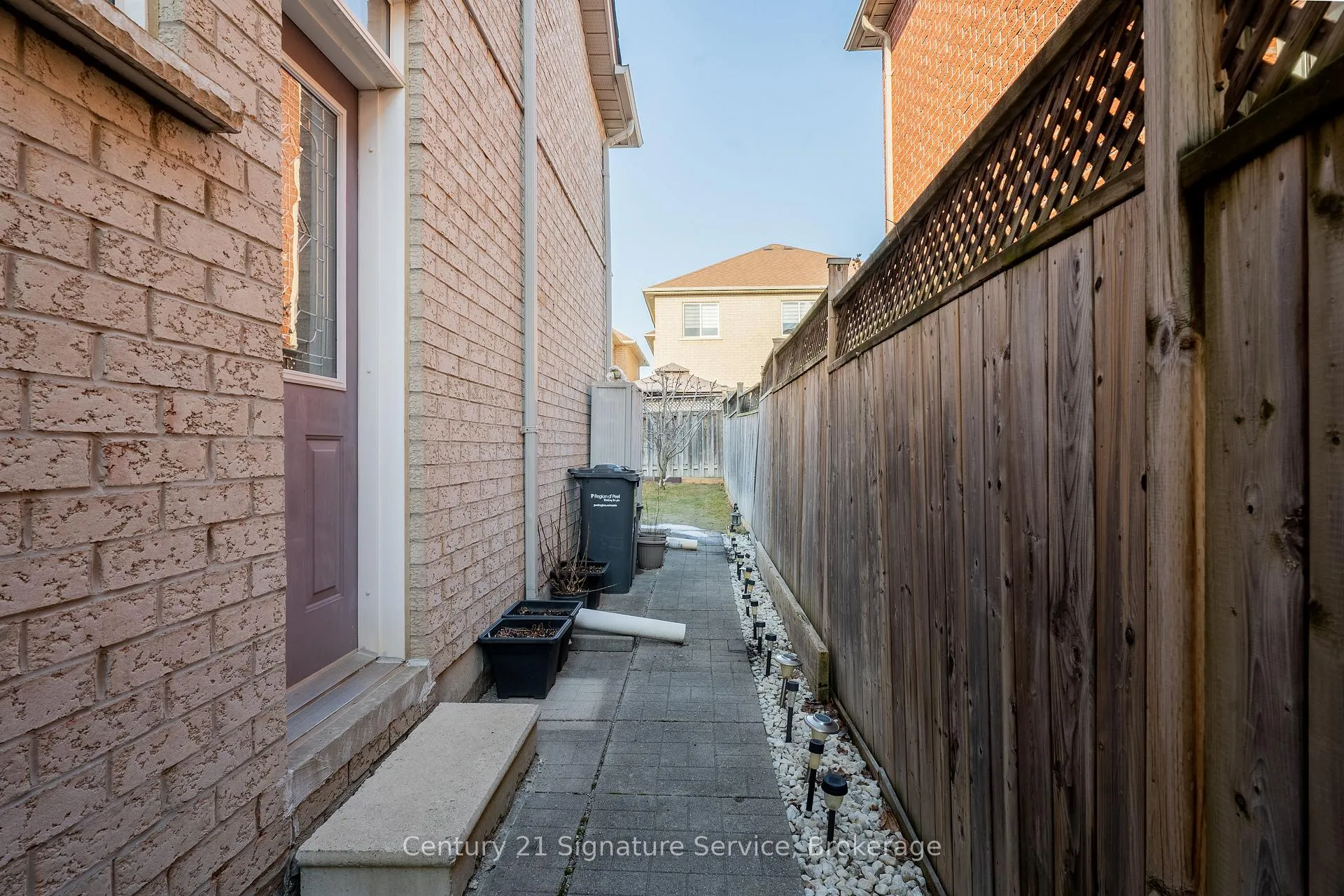 Photo 24 of 37 Newark Way, Brampton, Fletcher's Meadow — HOMEH