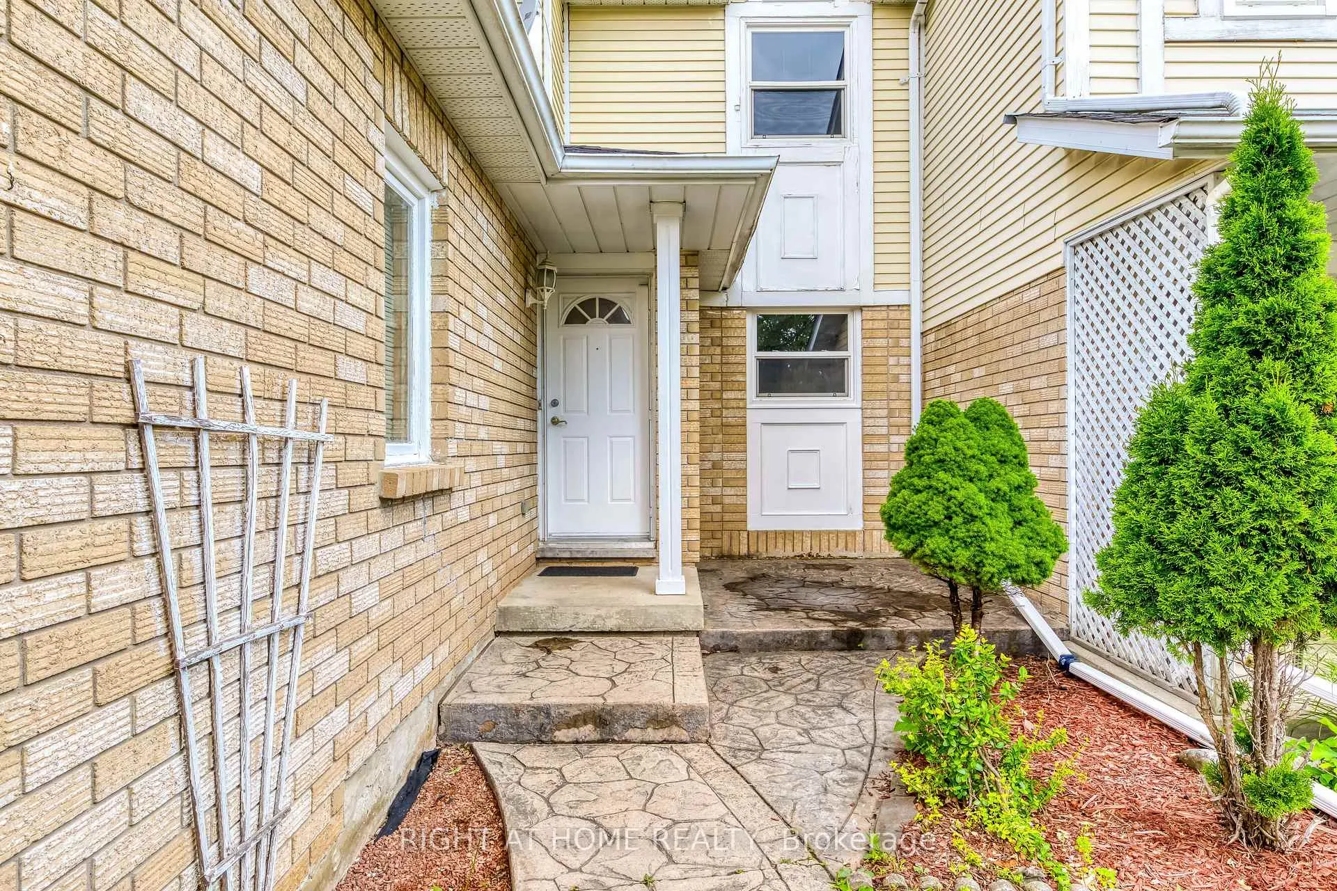 Photo 3 of 68 Middlemiss Cres, Cambridge — HOMEH