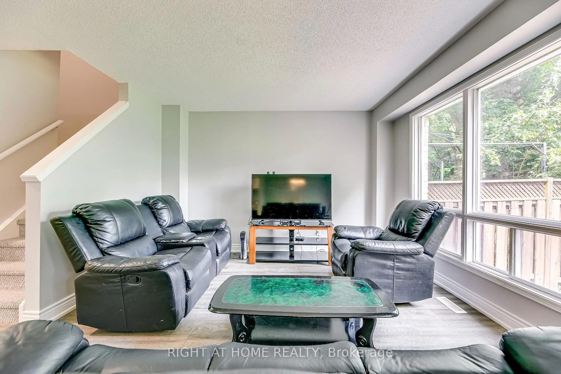 Photo 8 of 68 Middlemiss Cres, Cambridge — HOMEH