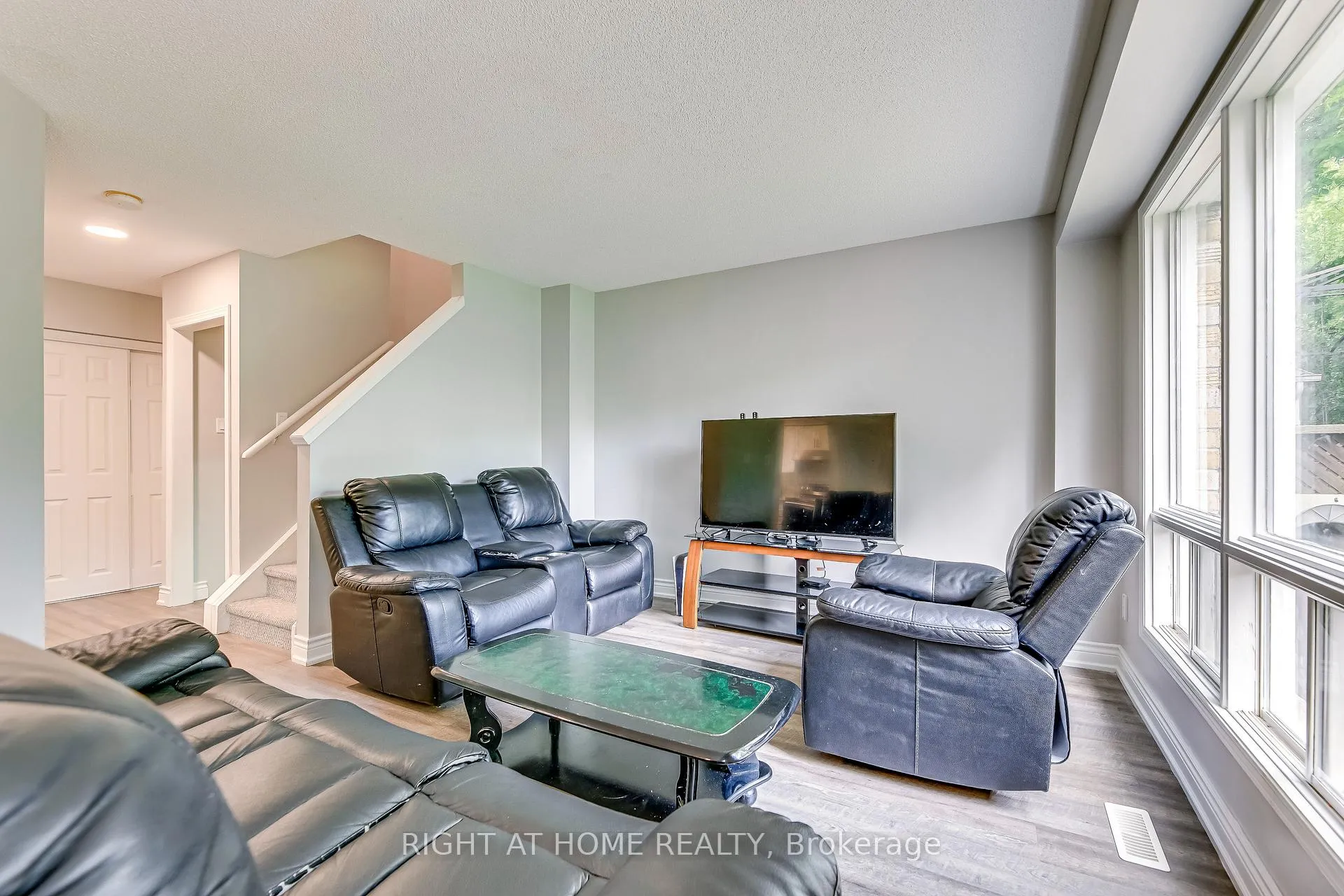 Photo 9 of 68 Middlemiss Cres, Cambridge — HOMEH