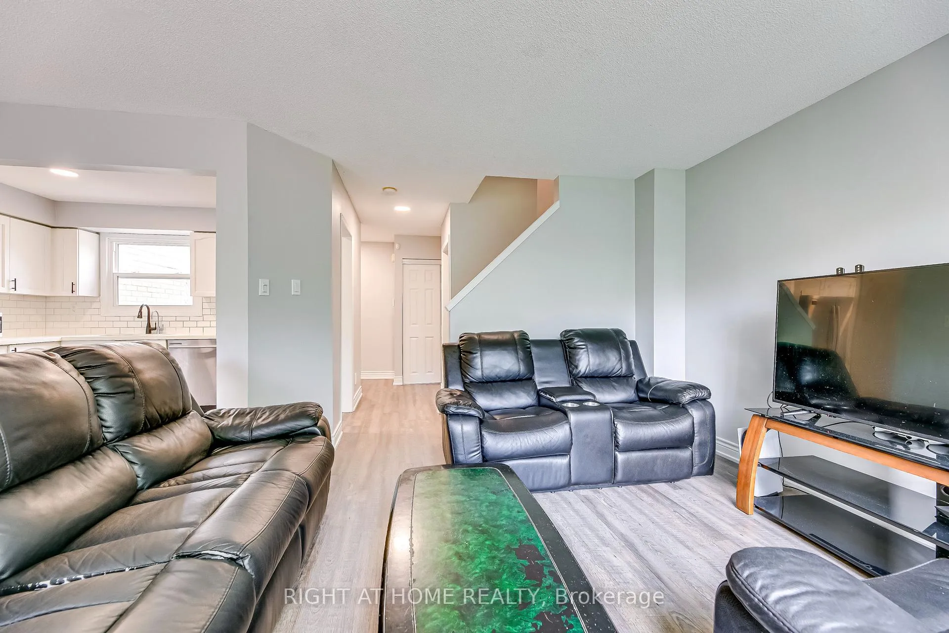Photo 10 of 68 Middlemiss Cres, Cambridge — HOMEH