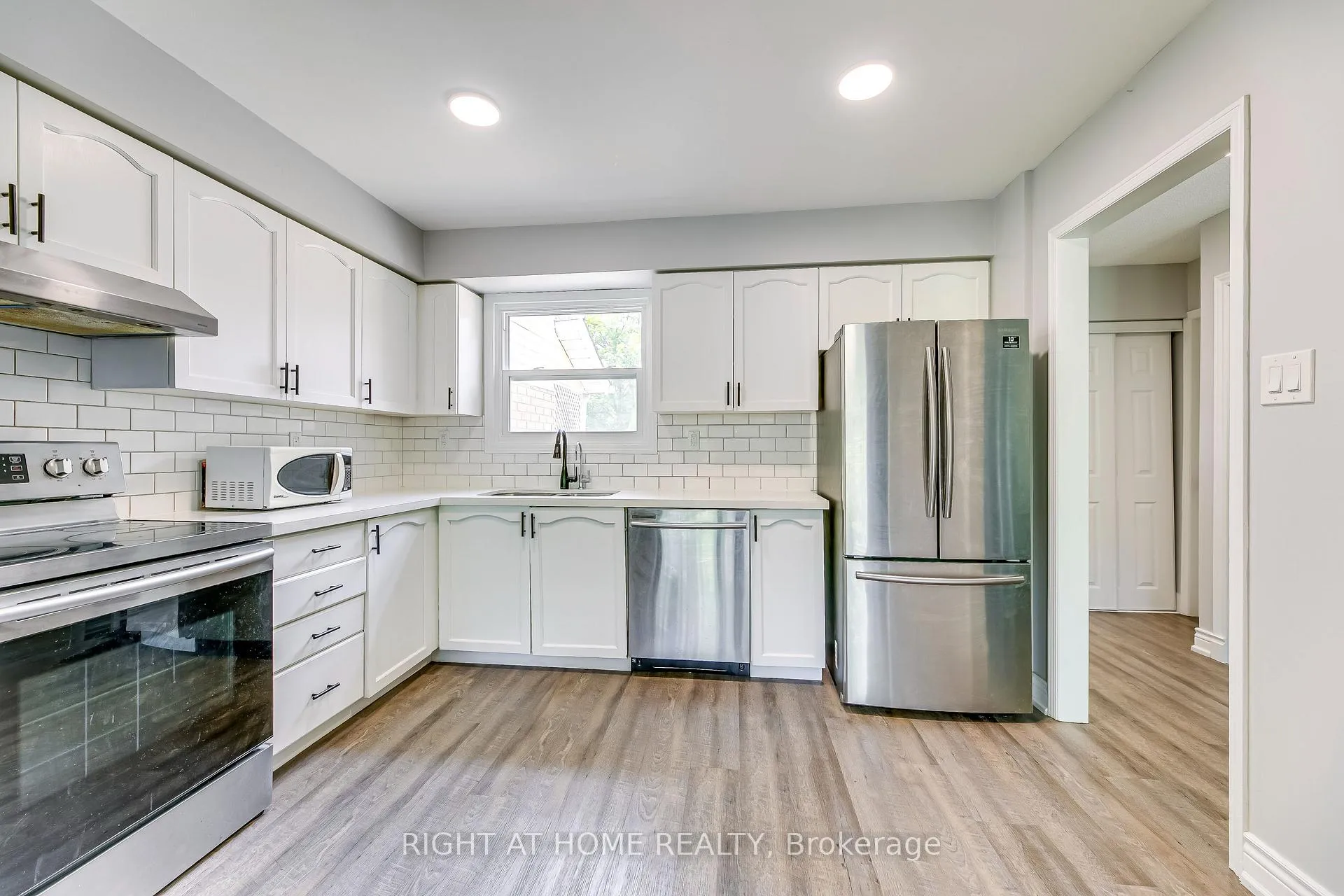 Photo 15 of 68 Middlemiss Cres, Cambridge — HOMEH