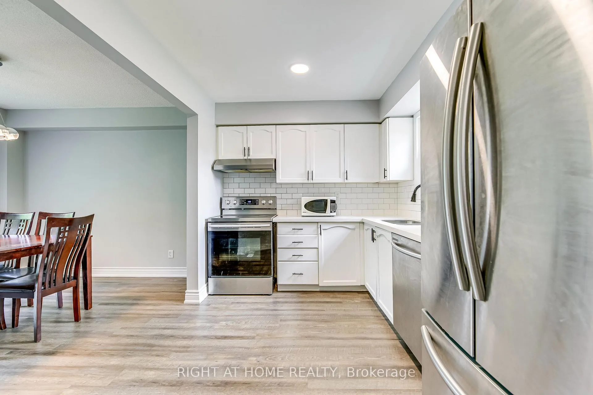 Photo 17 of 68 Middlemiss Cres, Cambridge — HOMEH