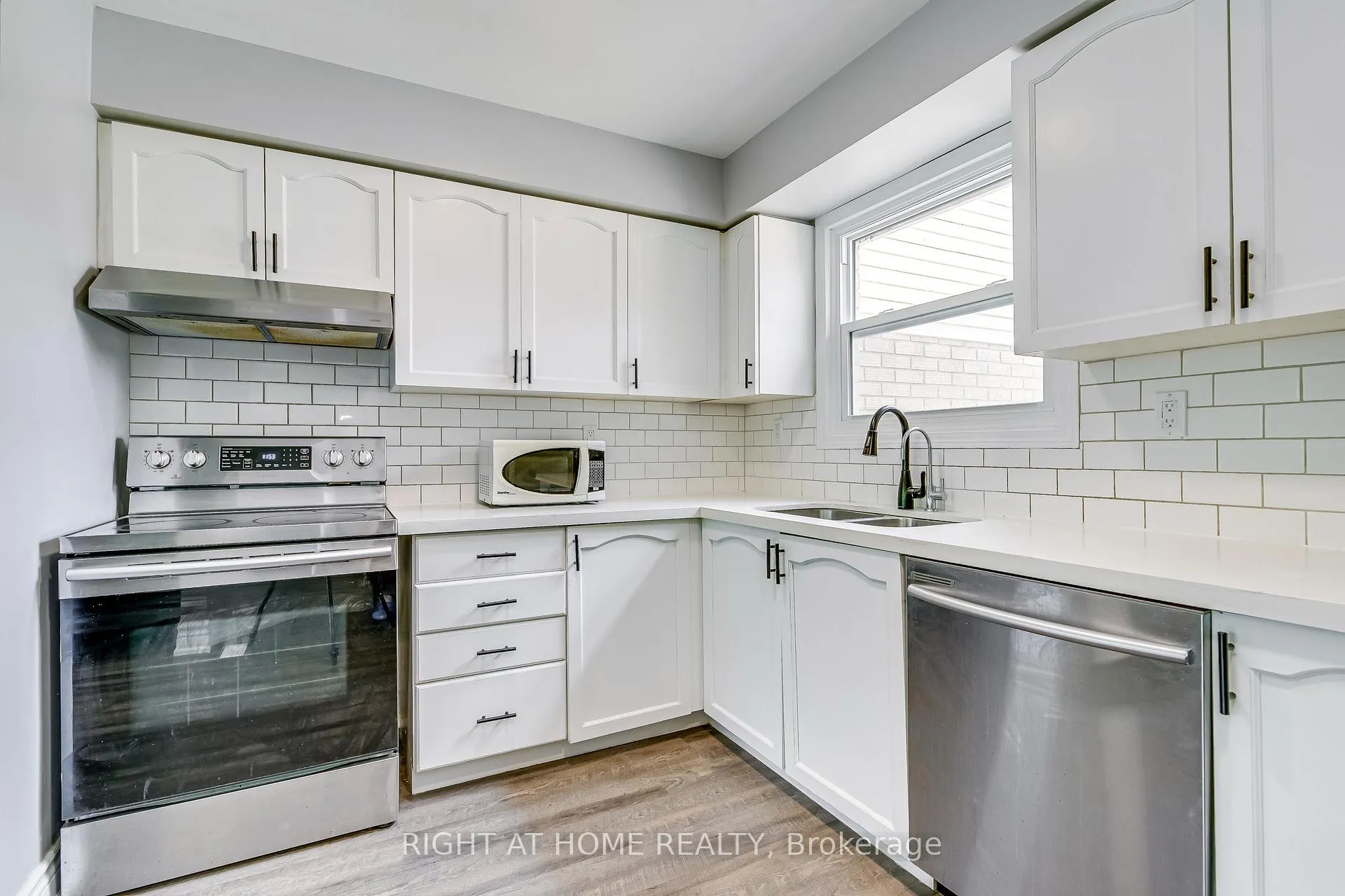 Photo 19 of 68 Middlemiss Cres, Cambridge — HOMEH