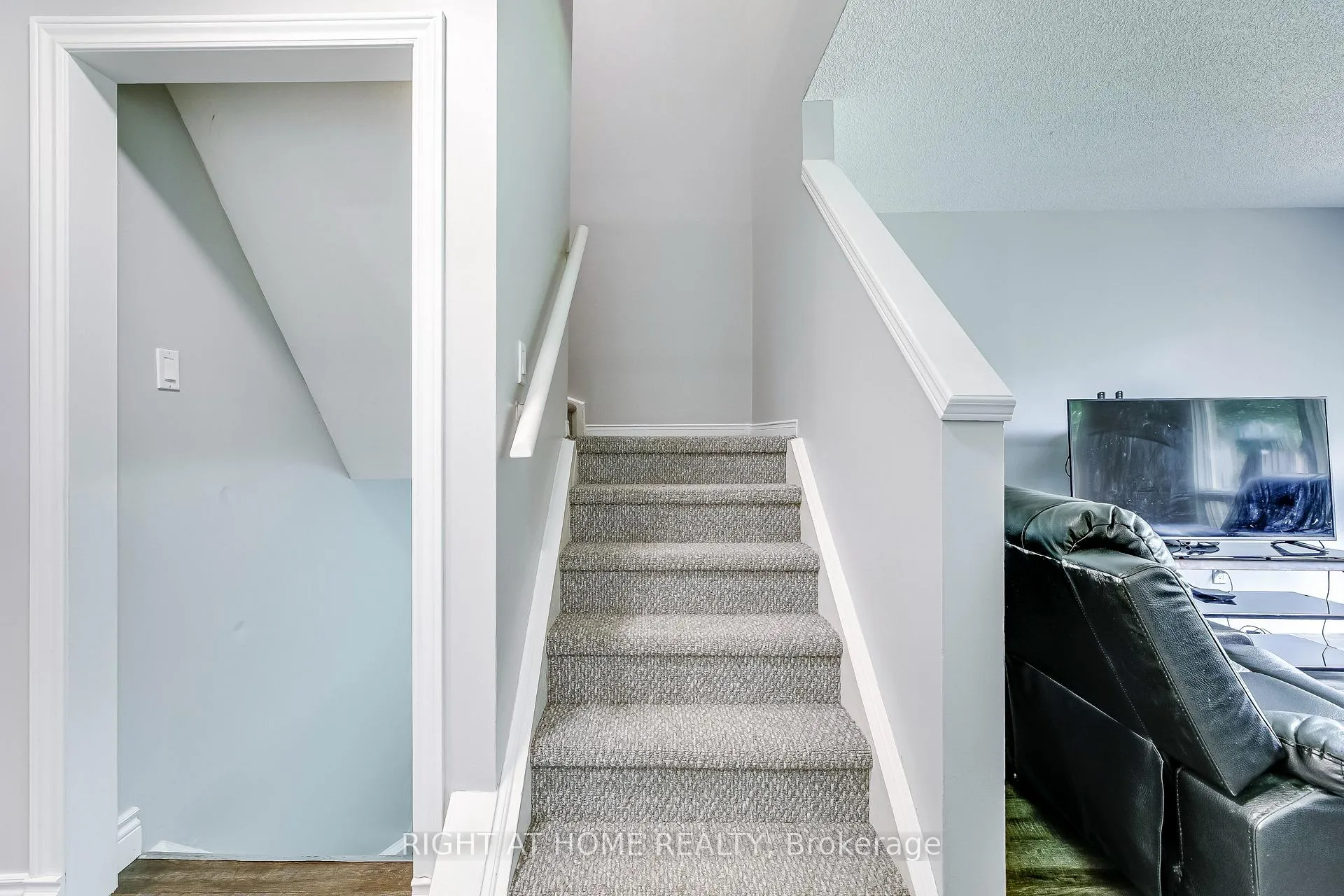 Photo 21 of 68 Middlemiss Cres, Cambridge — HOMEH