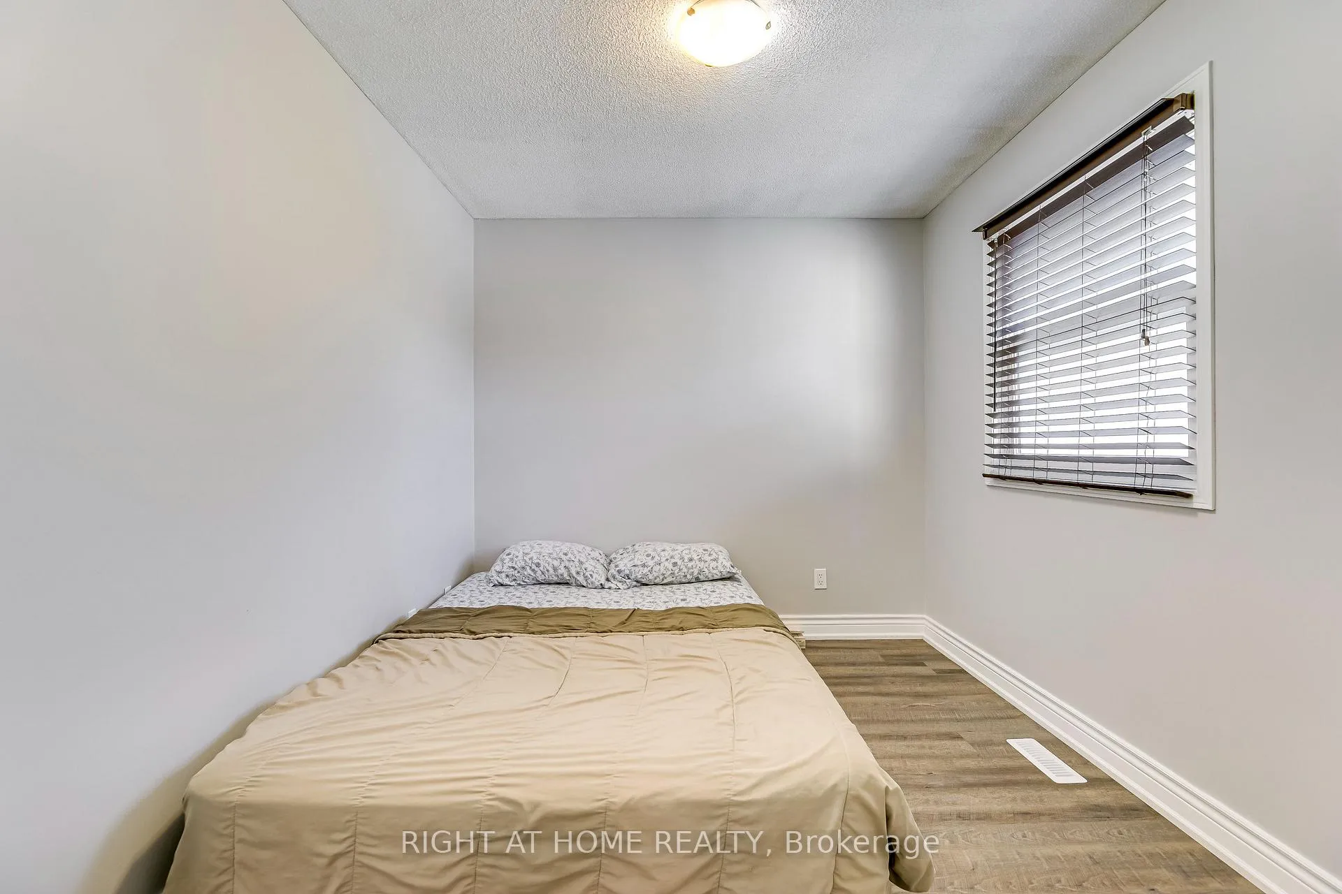 Photo 26 of 68 Middlemiss Cres, Cambridge — HOMEH