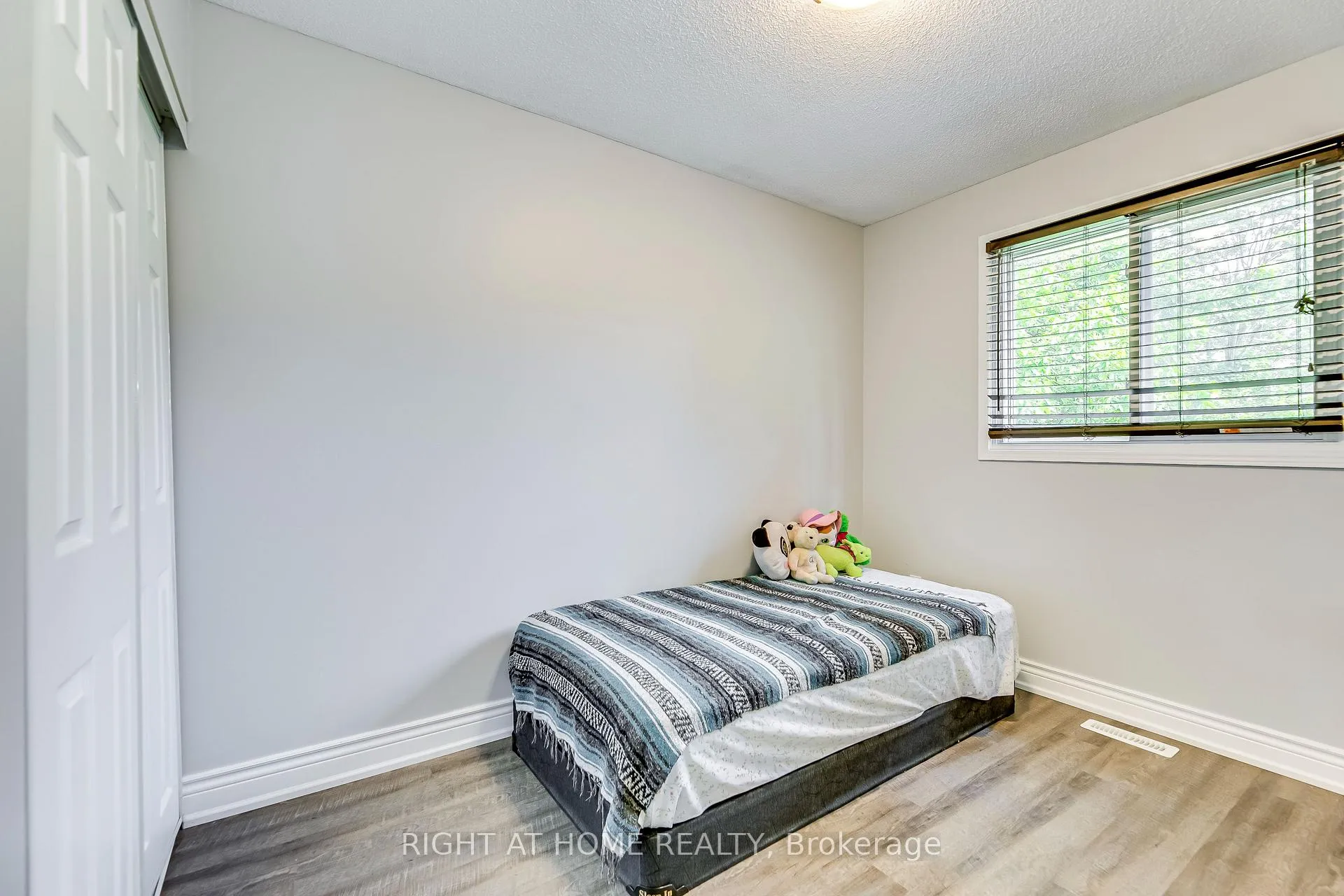 Photo 29 of 68 Middlemiss Cres, Cambridge — HOMEH
