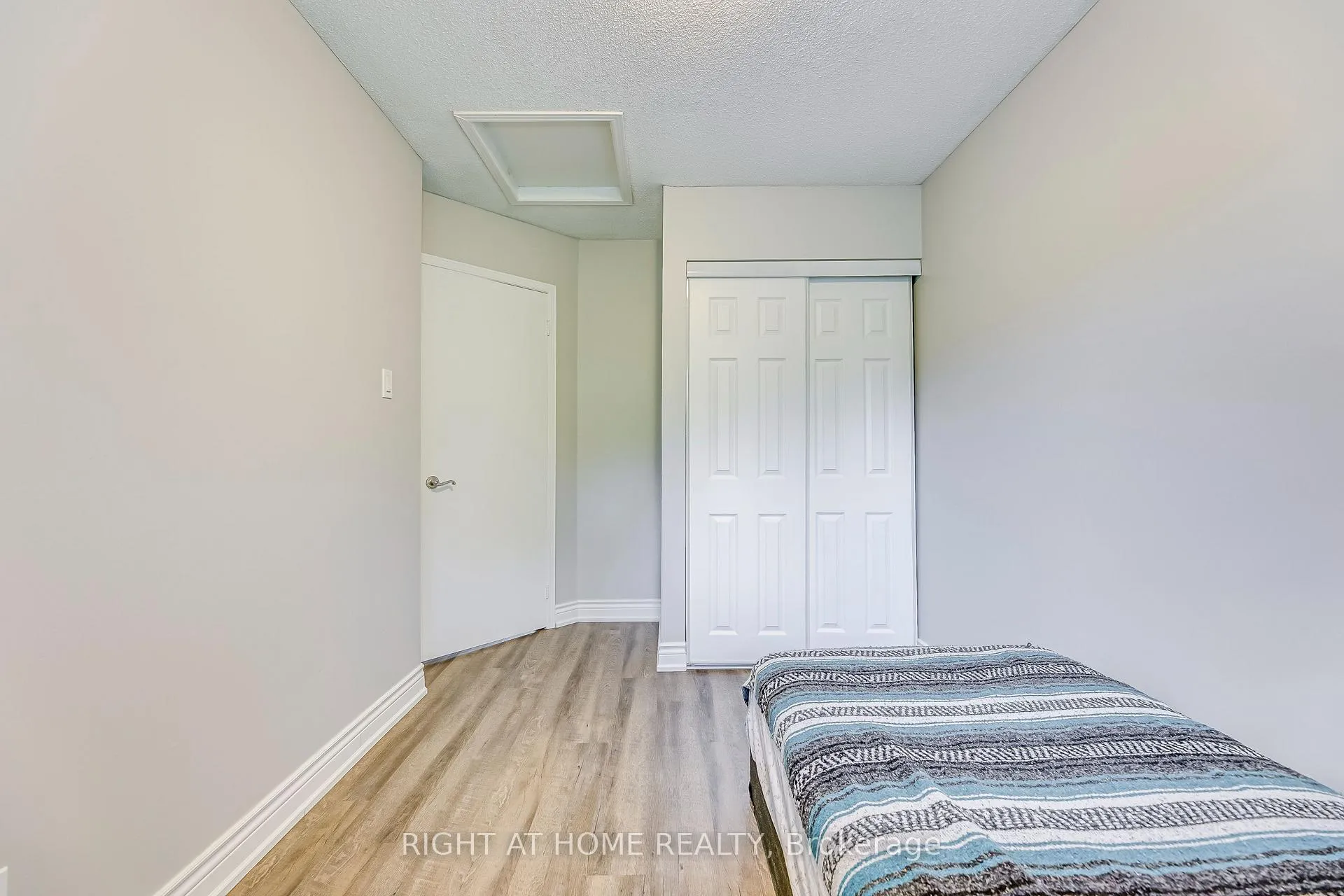 Photo 30 of 68 Middlemiss Cres, Cambridge — HOMEH