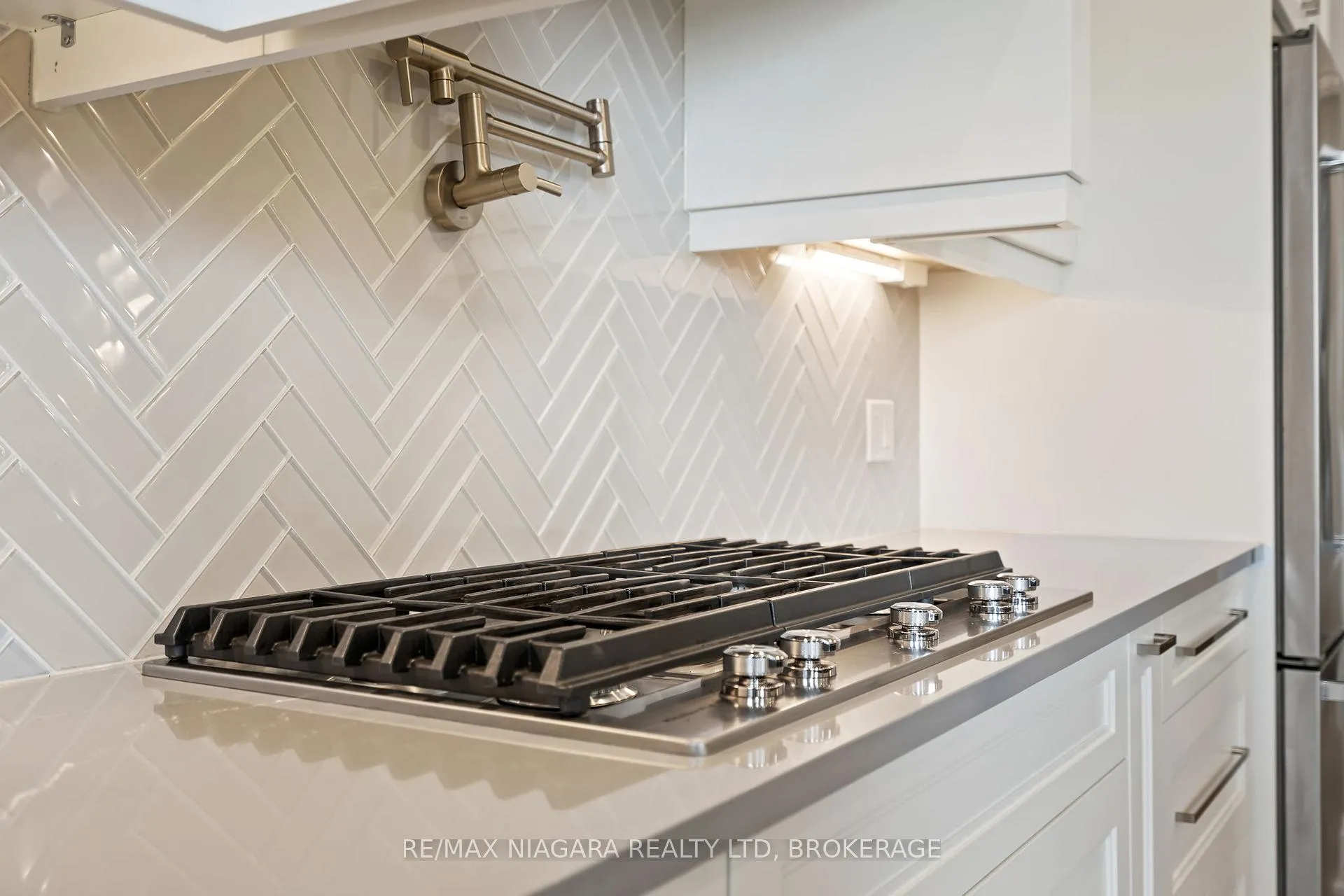 Photo 6 of 13 Francesco Crescent, St. Catharines, Rykert/Vansickle — HOMEH