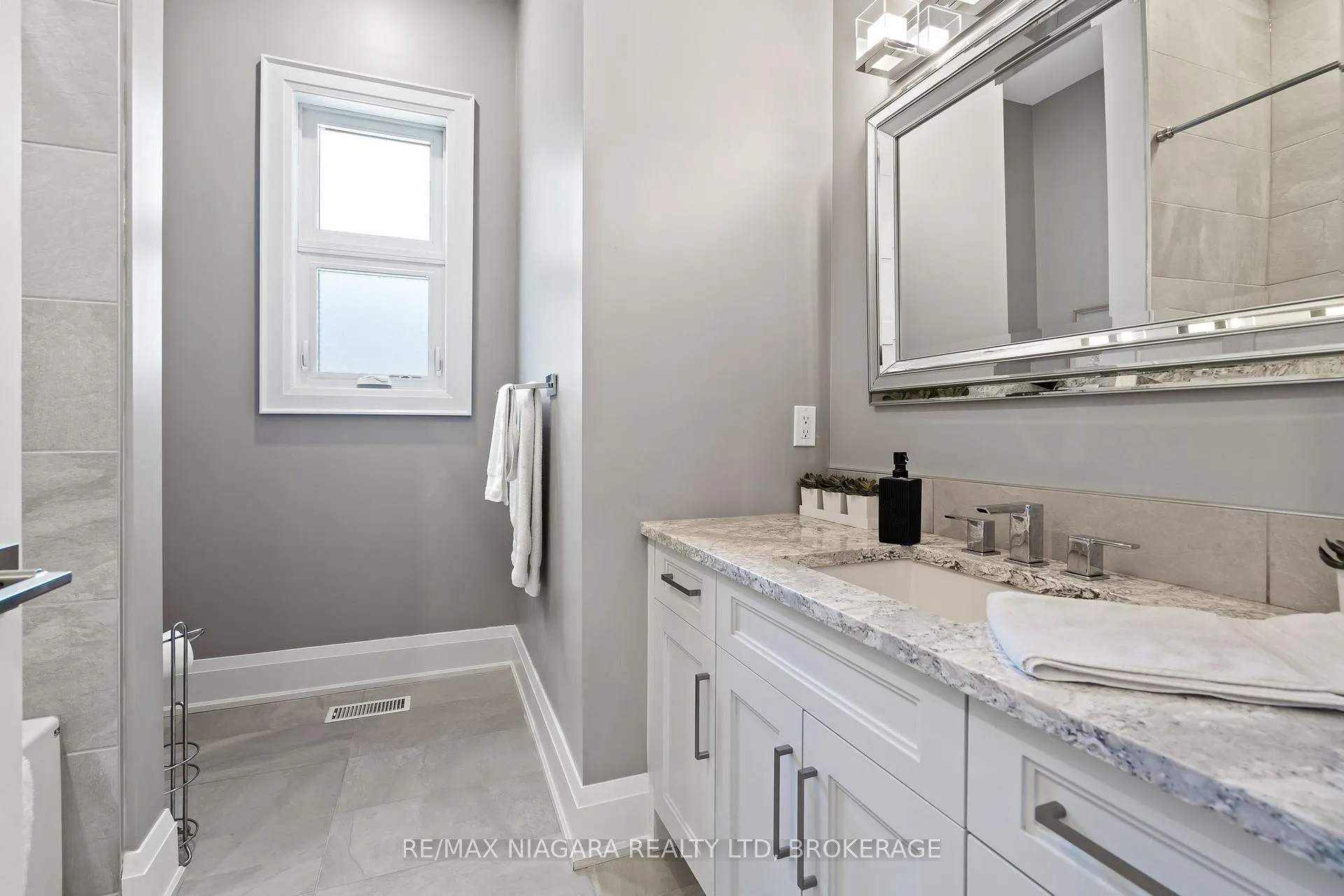 Photo 15 of 13 Francesco Crescent, St. Catharines, Rykert/Vansickle — HOMEH