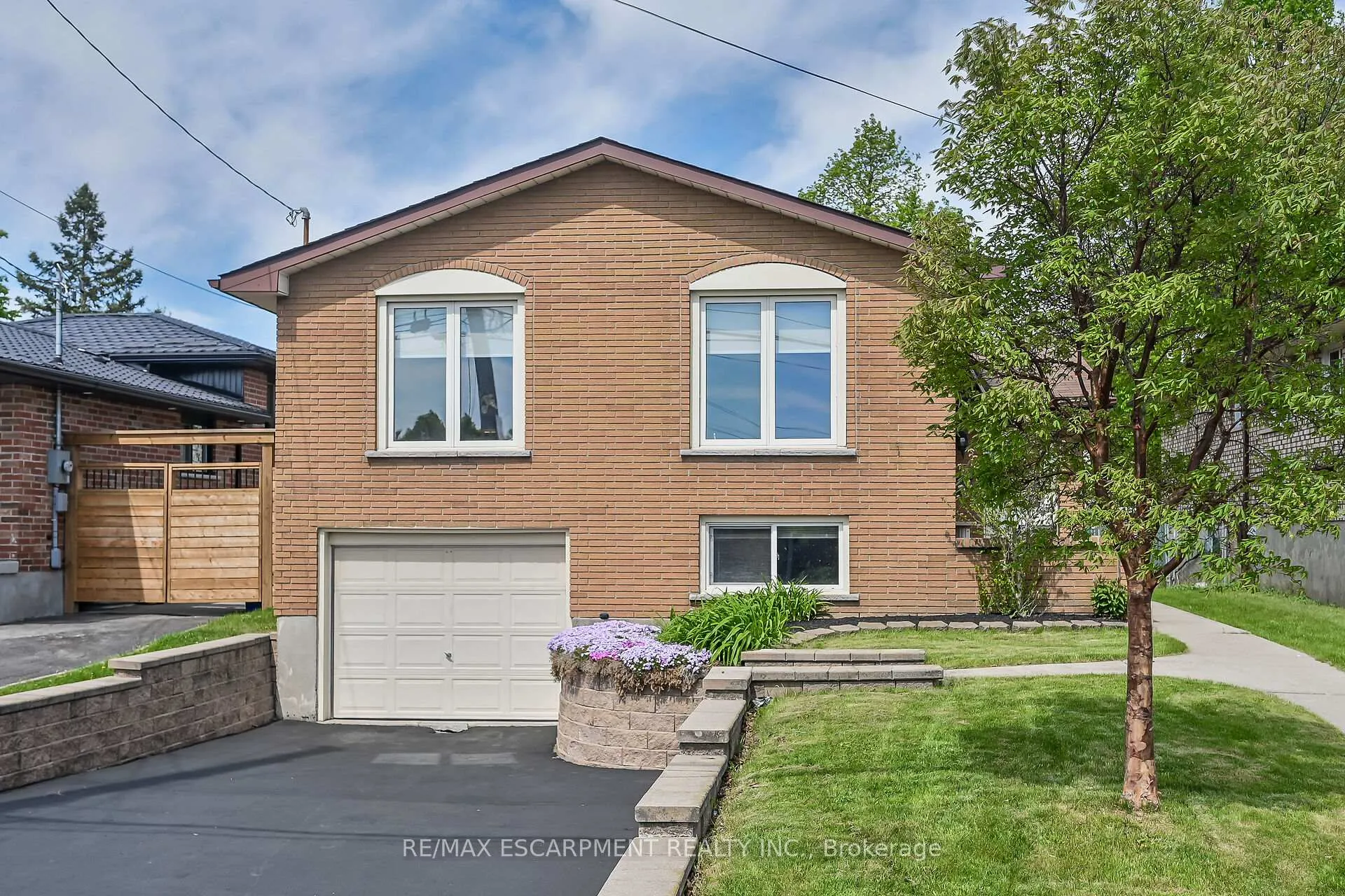 Photo 2 of 567 Queen Victoria Drive, Hamilton, Quinndale — HOMEH