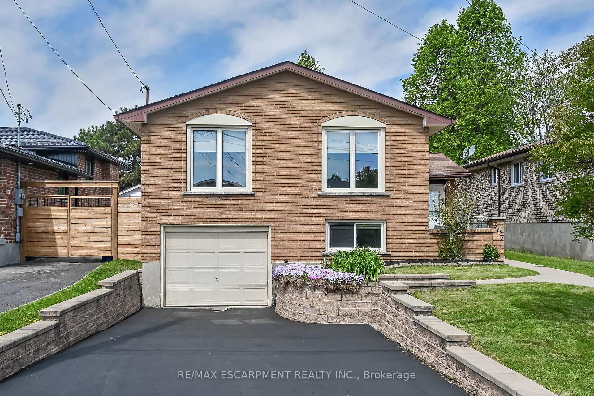 Photo 3 of 567 Queen Victoria Drive, Hamilton, Quinndale — HOMEH