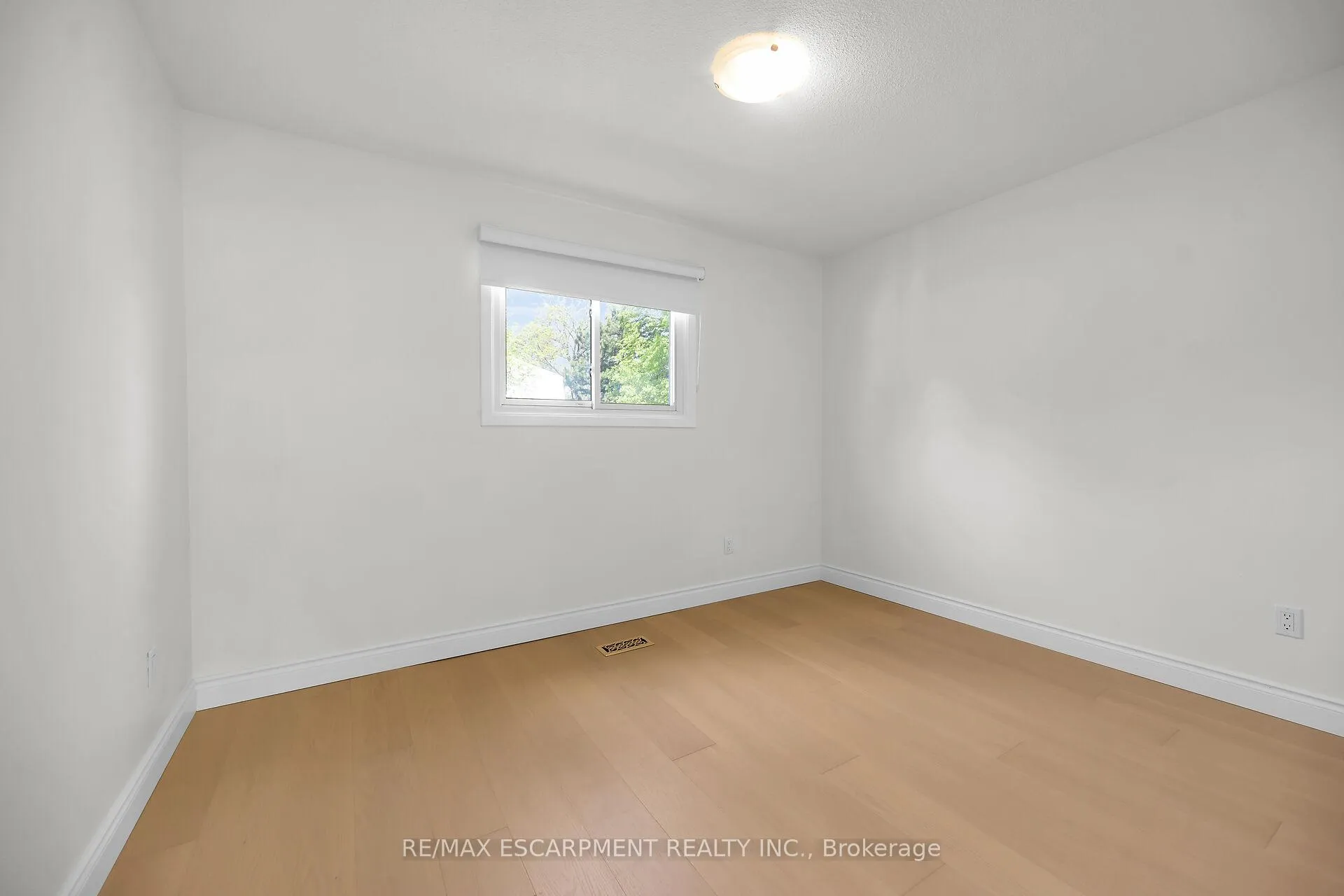 Photo 26 of 567 Queen Victoria Drive, Hamilton, Quinndale — HOMEH
