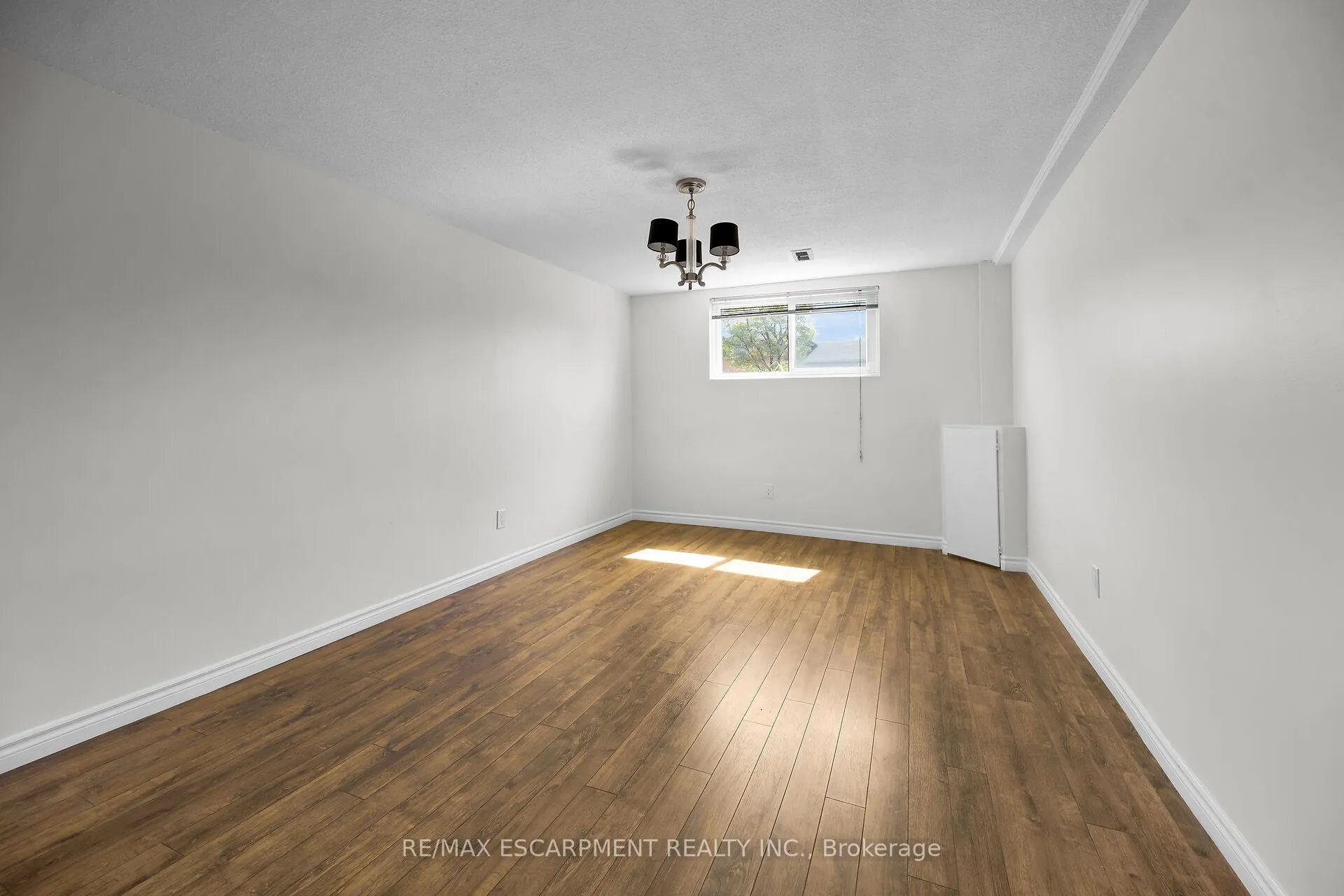 Photo 38 of 567 Queen Victoria Drive, Hamilton, Quinndale — HOMEH