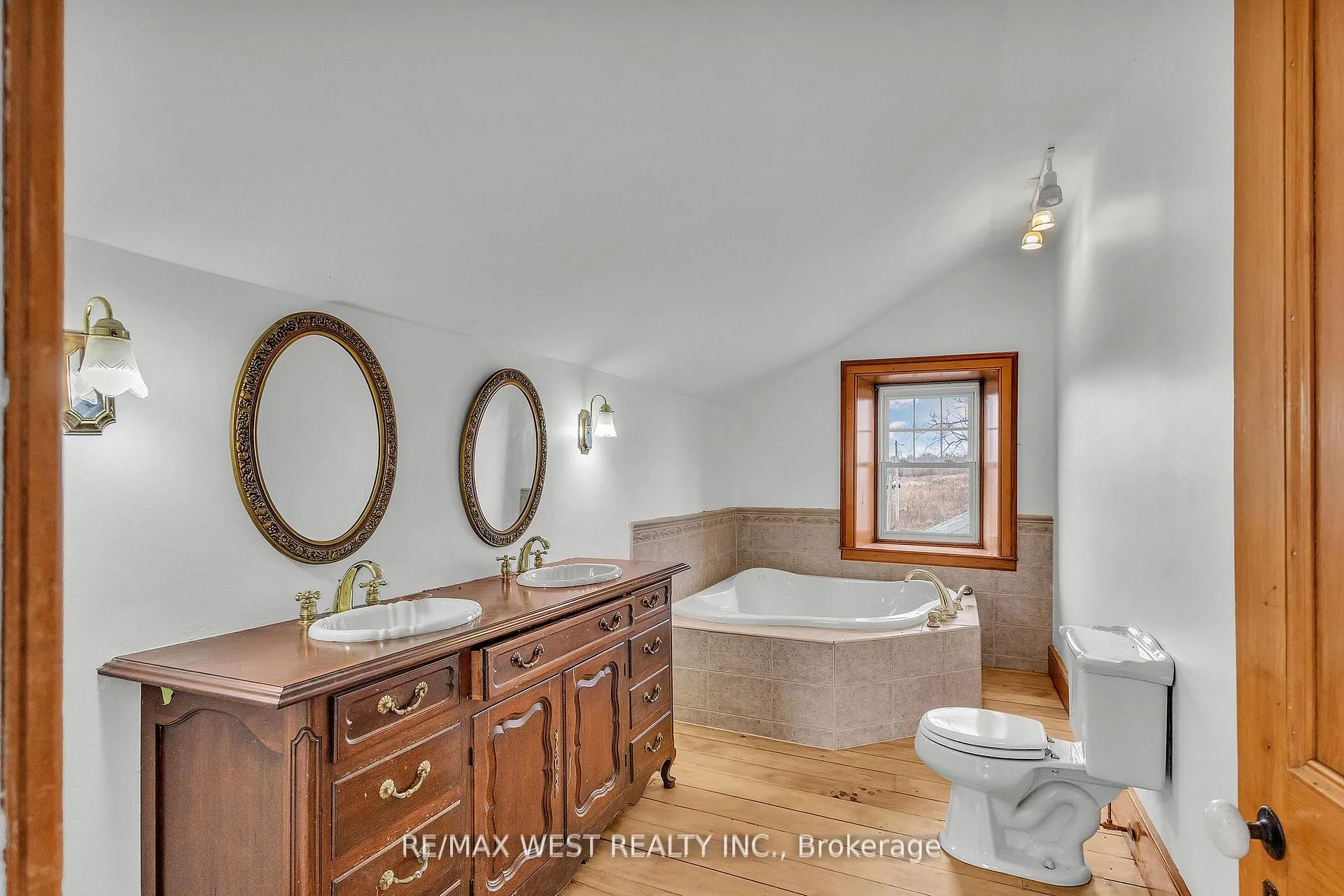 Photo 35 of 1802 Regional Rd 97, Cambridge, Silver Heights — HOMEH