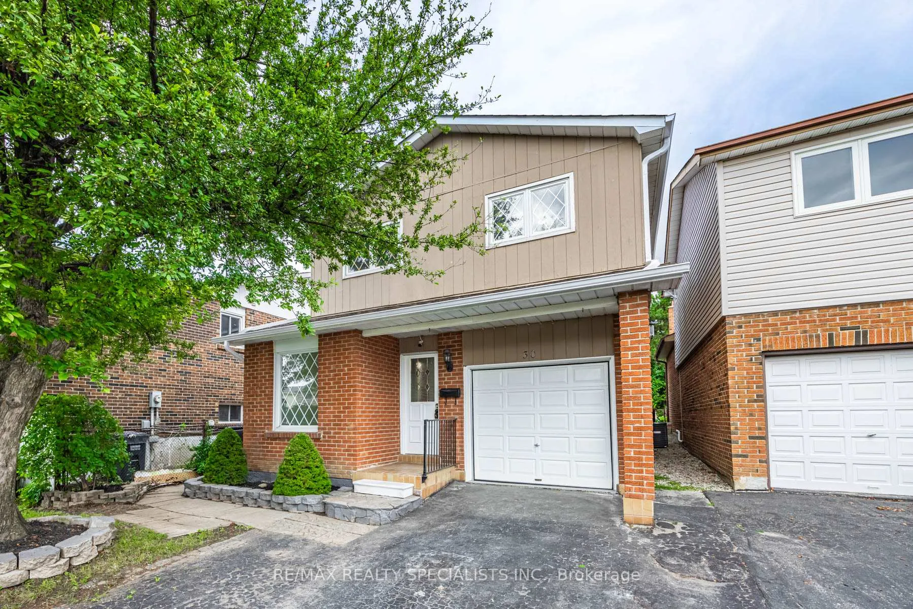 Photo 2 of 30 Winterfold Drive, Brampton, Madoc — HOMEH