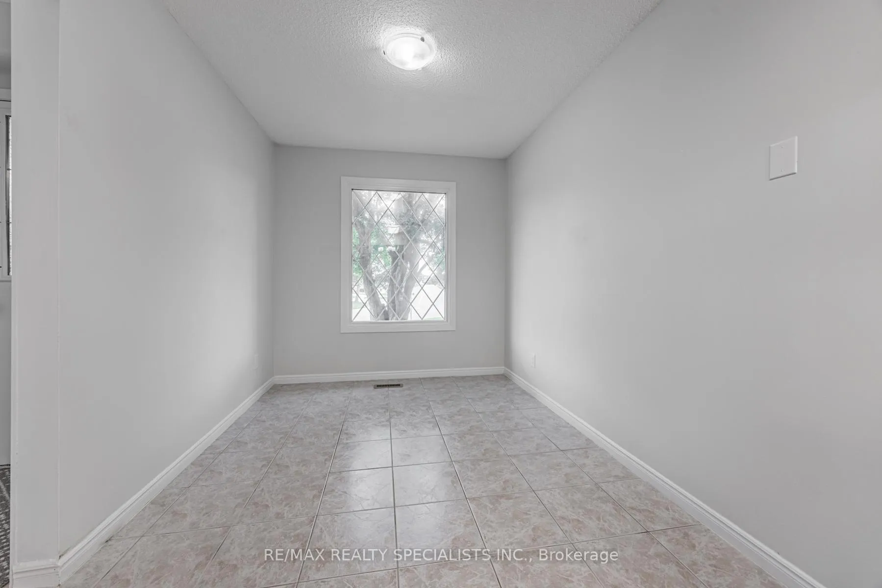 Photo 4 of 30 Winterfold Drive, Brampton, Madoc — HOMEH
