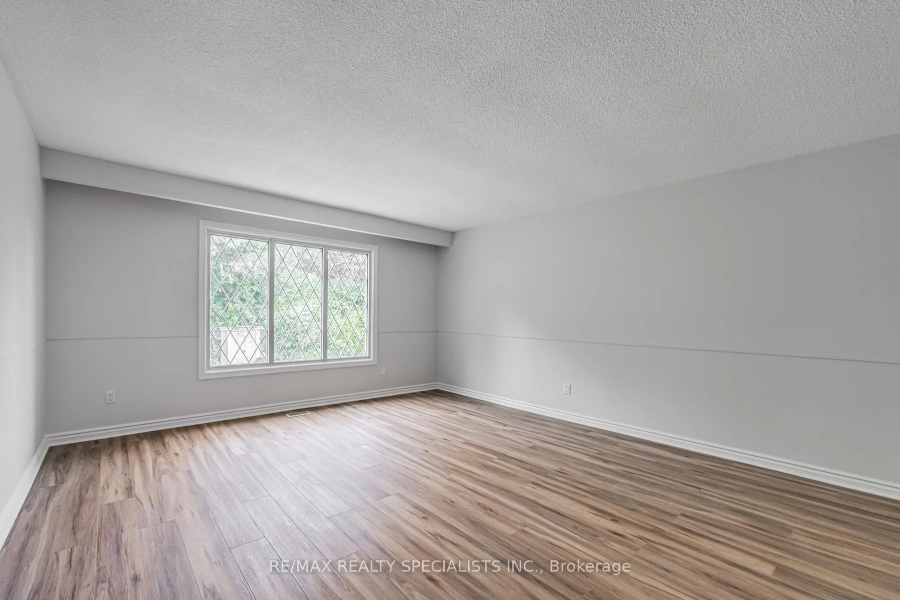 Photo 12 of 30 Winterfold Drive, Brampton, Madoc — HOMEH
