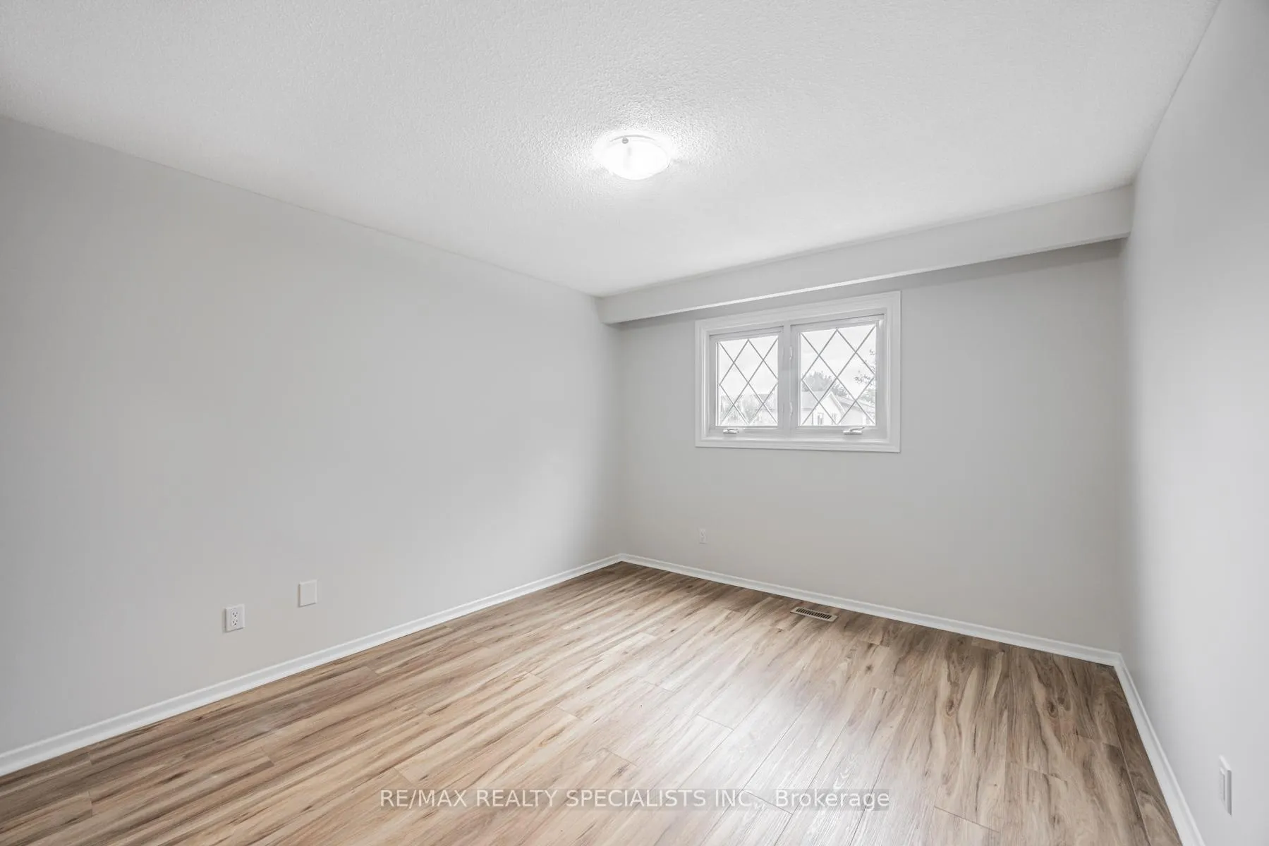 Photo 15 of 30 Winterfold Drive, Brampton, Madoc — HOMEH