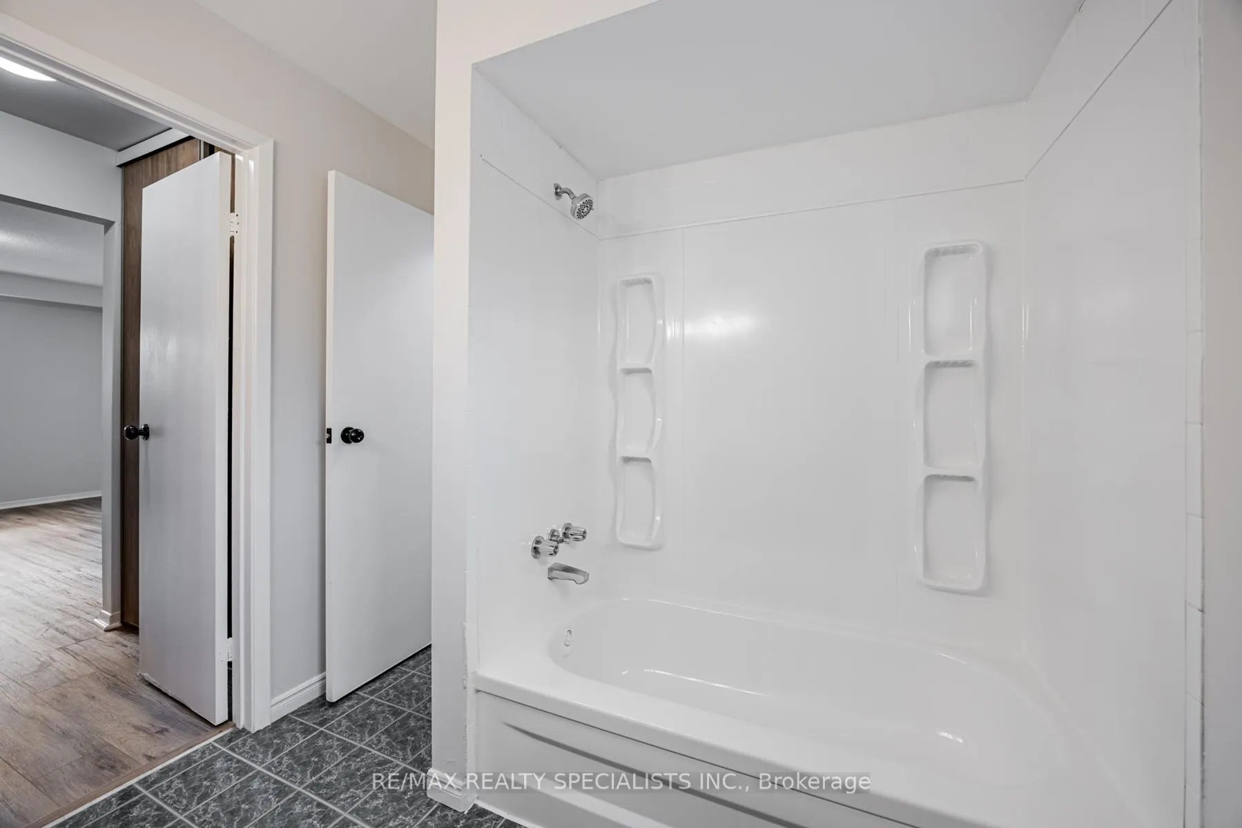 Photo 19 of 30 Winterfold Drive, Brampton, Madoc — HOMEH