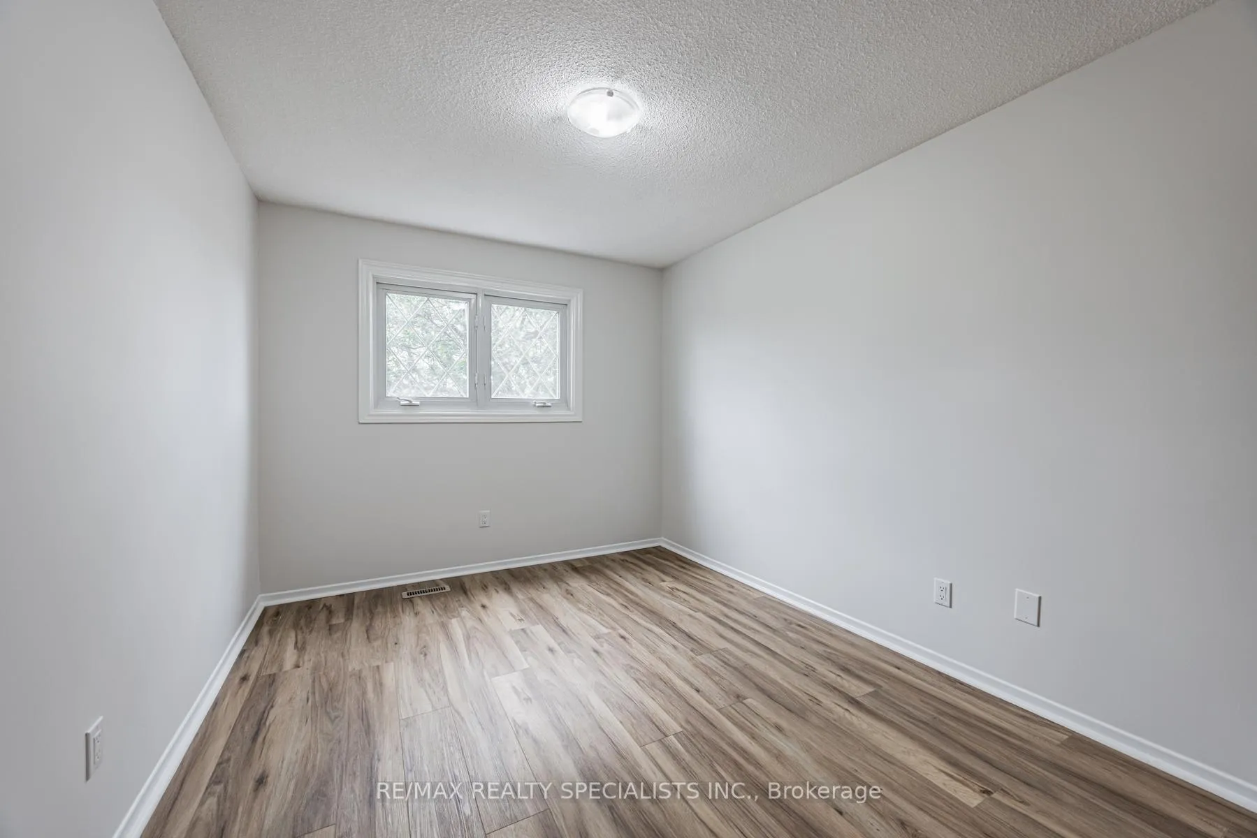 Photo 20 of 30 Winterfold Drive, Brampton, Madoc — HOMEH