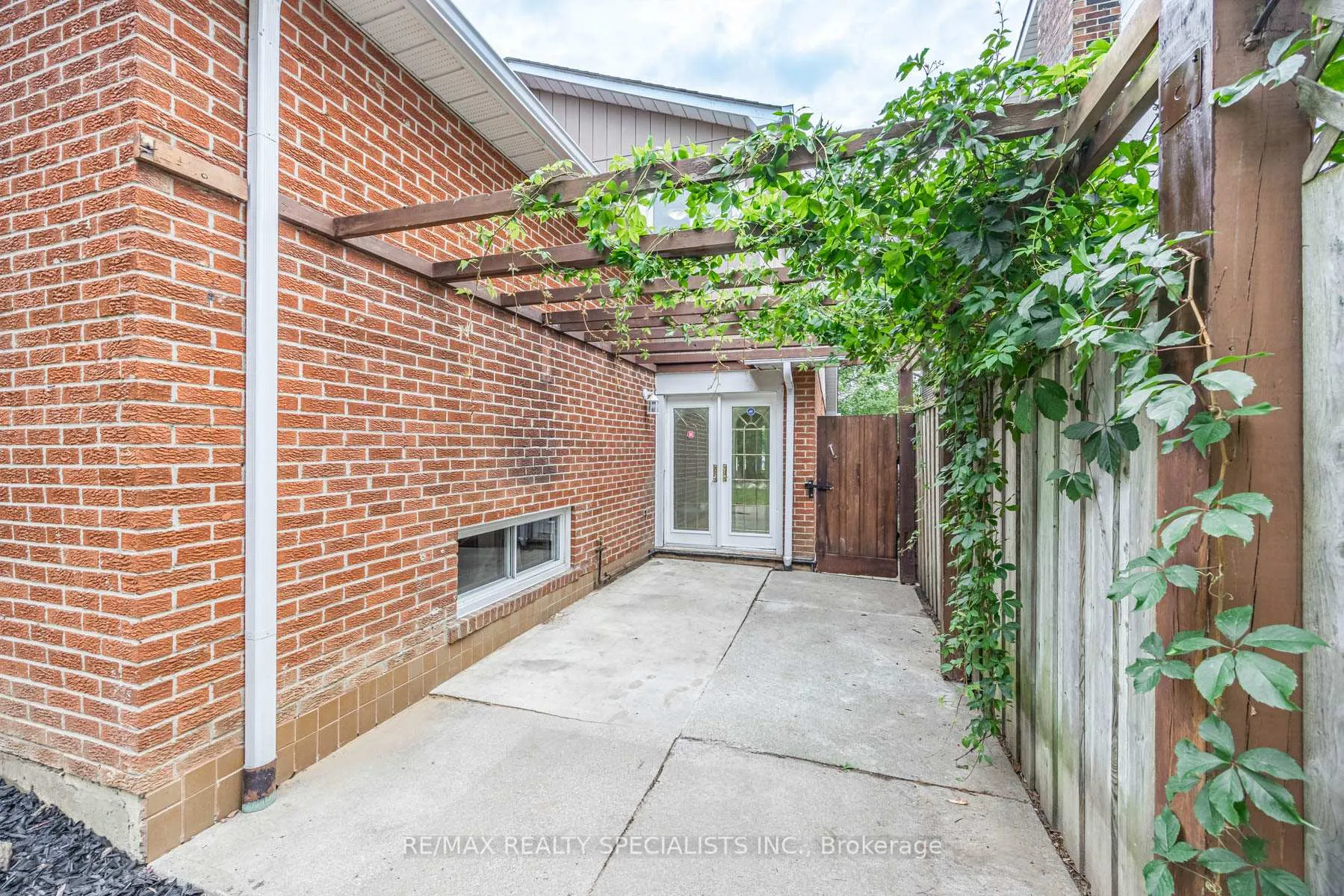 Photo 34 of 30 Winterfold Drive, Brampton, Madoc — HOMEH