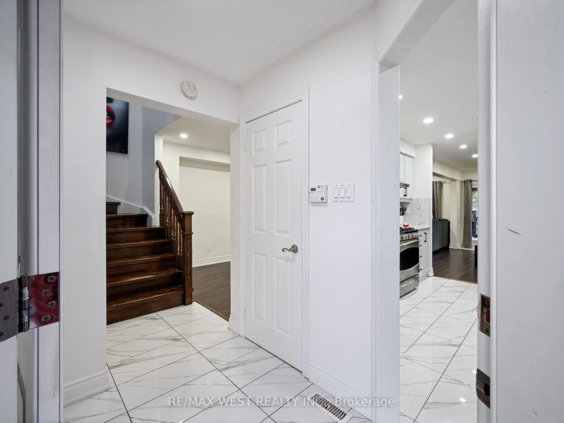 Photo 4 of 126 Sandmere Avenue, Brampton, Heart Lake West — HOMEH