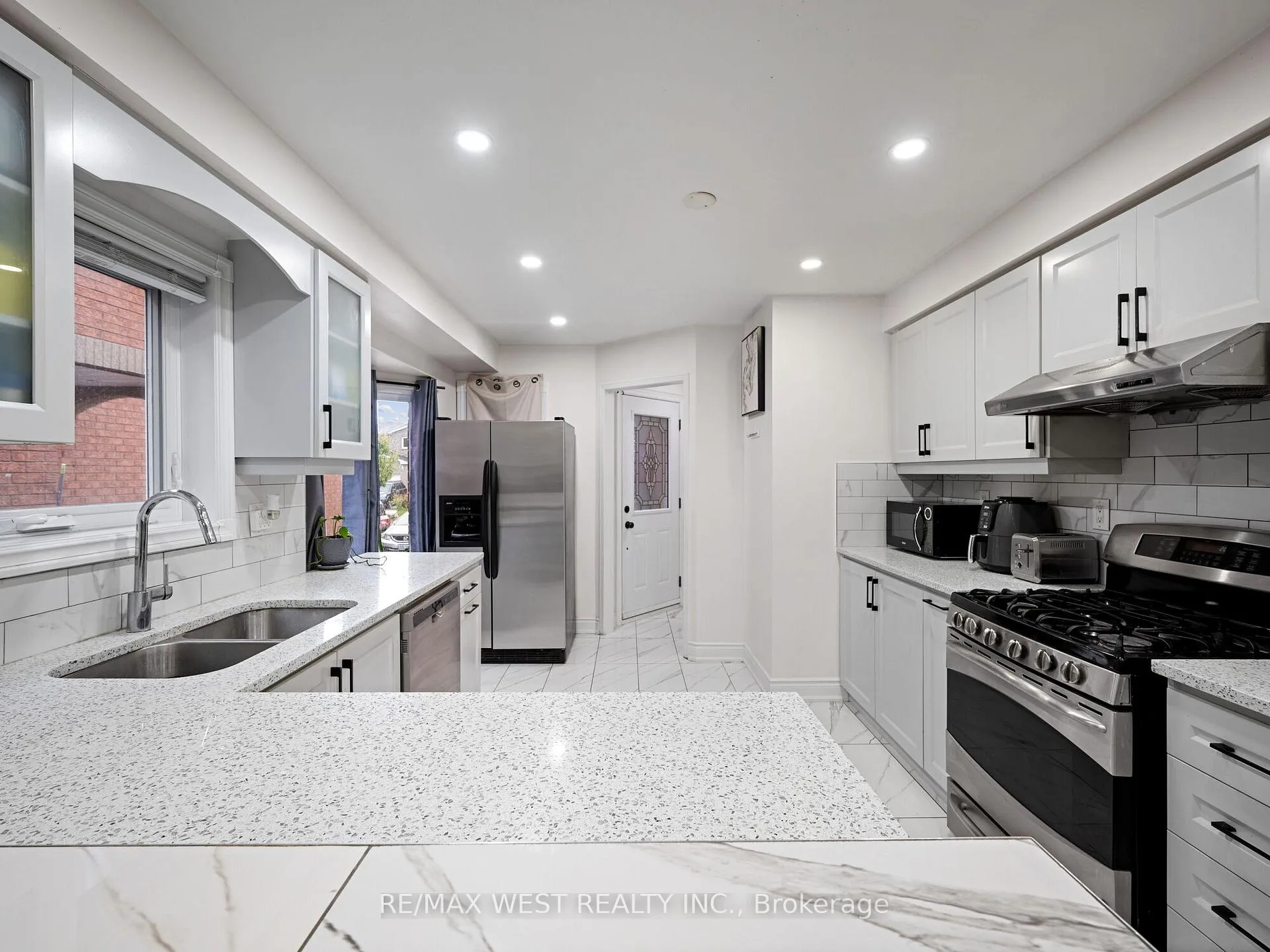 Photo 5 of 126 Sandmere Avenue, Brampton, Heart Lake West — HOMEH