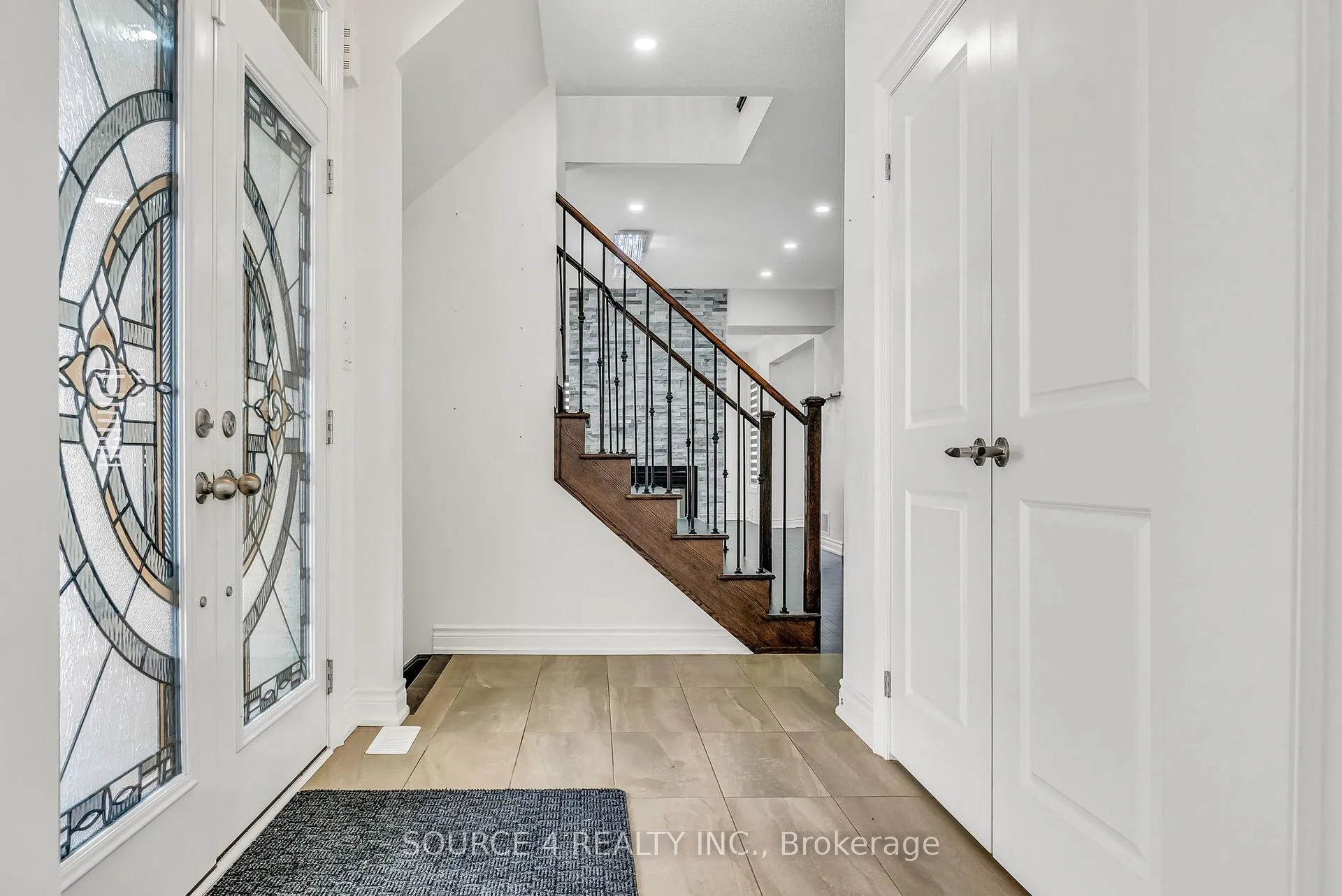 Photo 3 of 25 Vineyard Drive, Brampton, Bram West — HOMEH