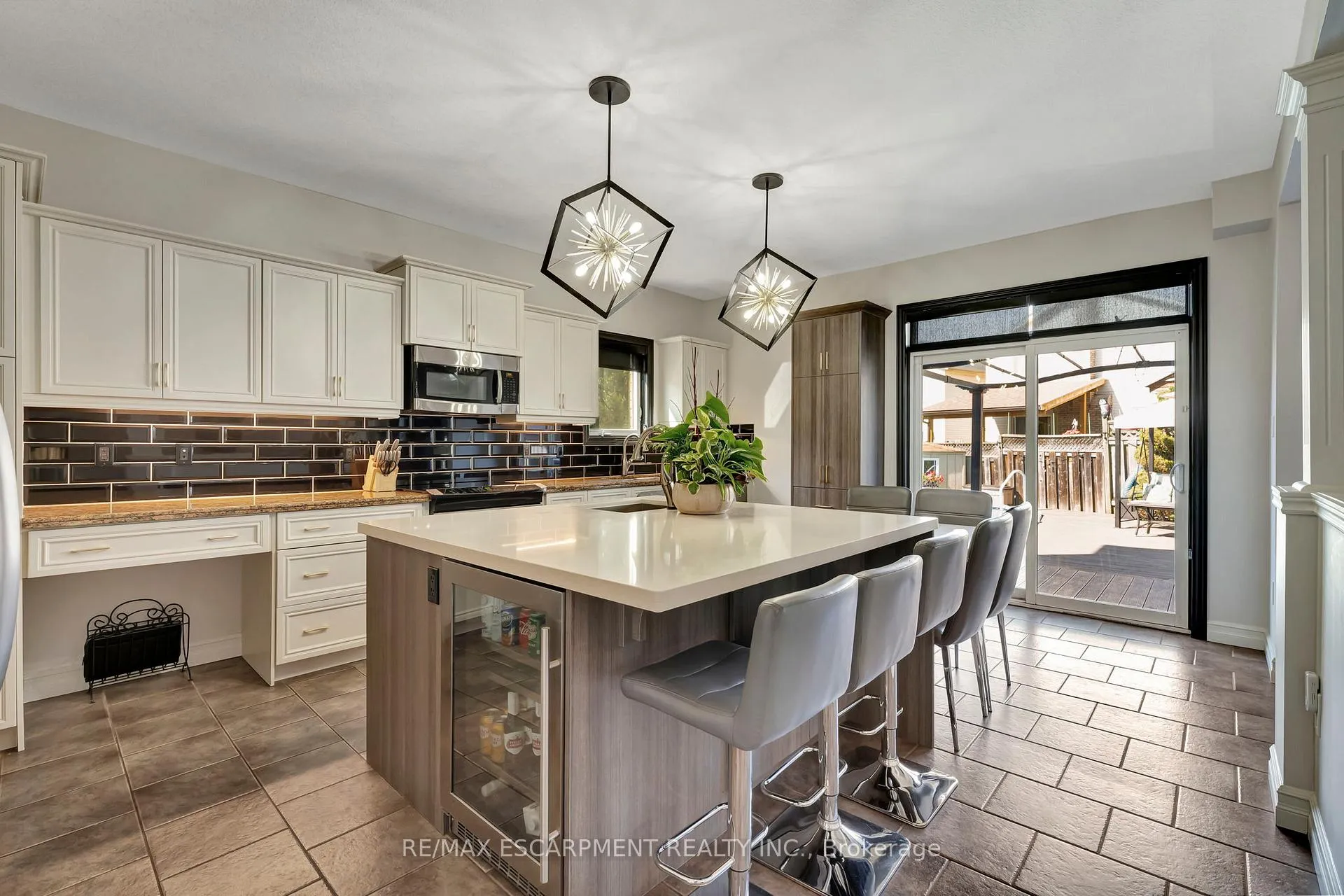 Photo 13 of 130 Napoli Drive, Hamilton, Gurnett — HOMEH