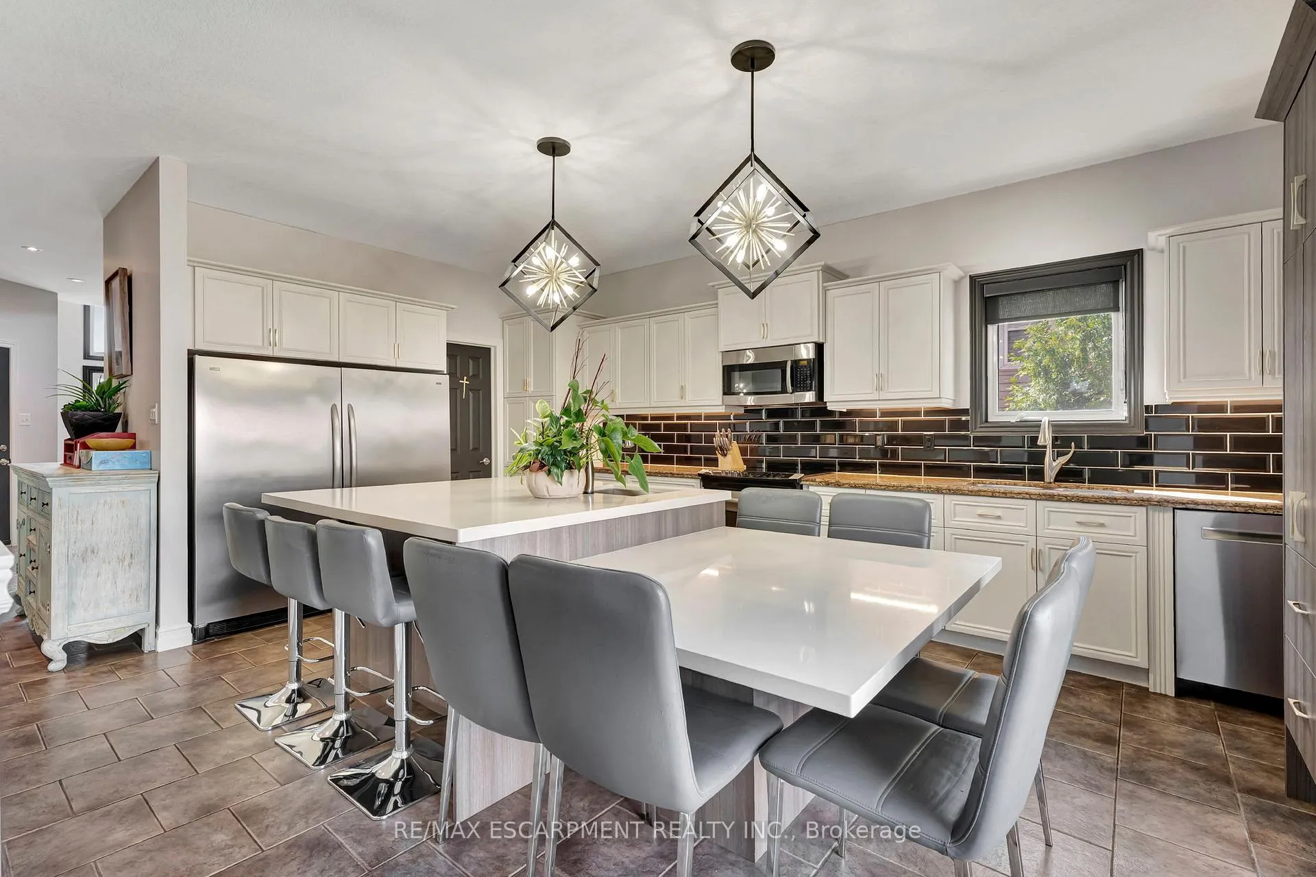 Photo 14 of 130 Napoli Drive, Hamilton, Gurnett — HOMEH