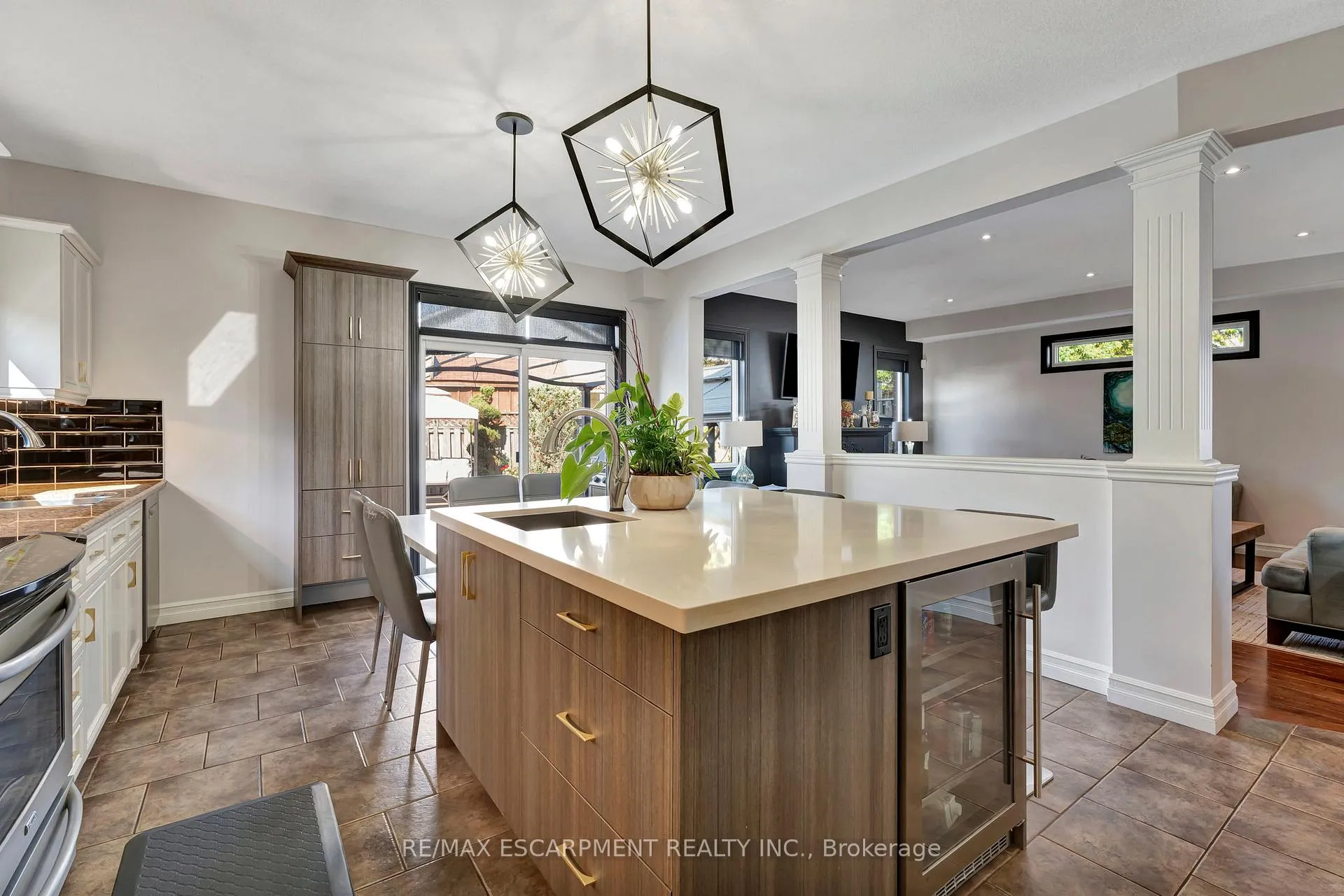 Photo 16 of 130 Napoli Drive, Hamilton, Gurnett — HOMEH