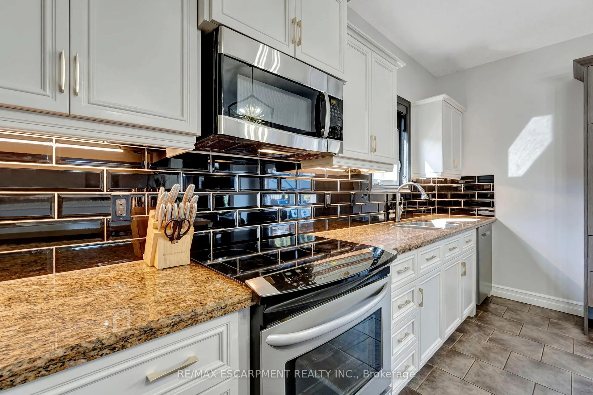 Photo 17 of 130 Napoli Drive, Hamilton, Gurnett — HOMEH