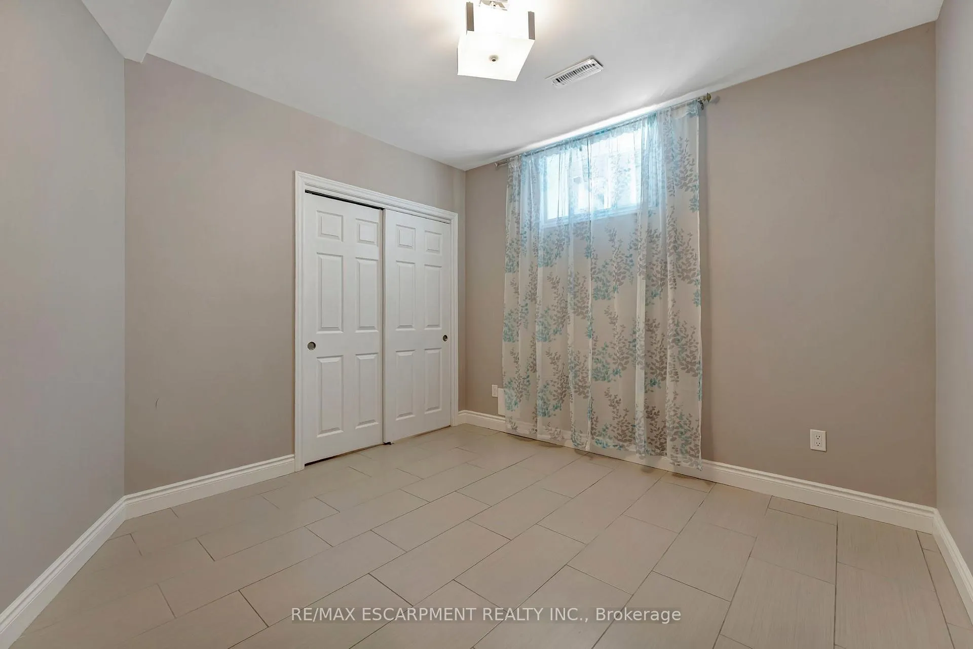 Photo 32 of 130 Napoli Drive, Hamilton, Gurnett — HOMEH