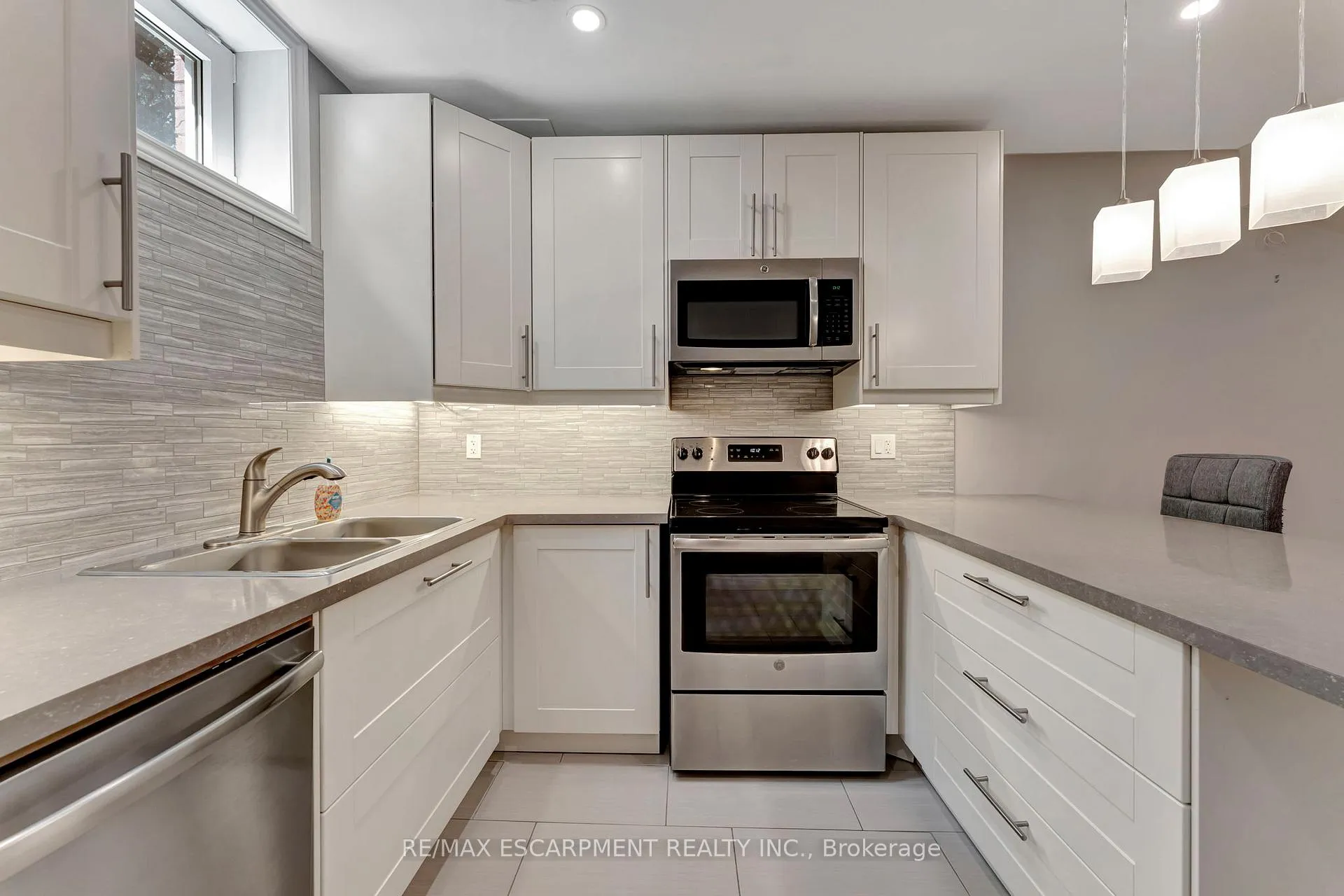 Photo 35 of 130 Napoli Drive, Hamilton, Gurnett — HOMEH