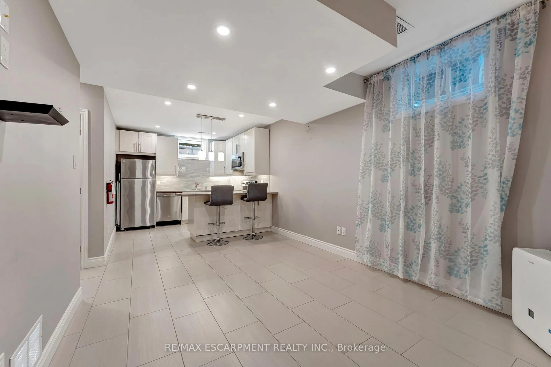Photo 37 of 130 Napoli Drive, Hamilton, Gurnett — HOMEH